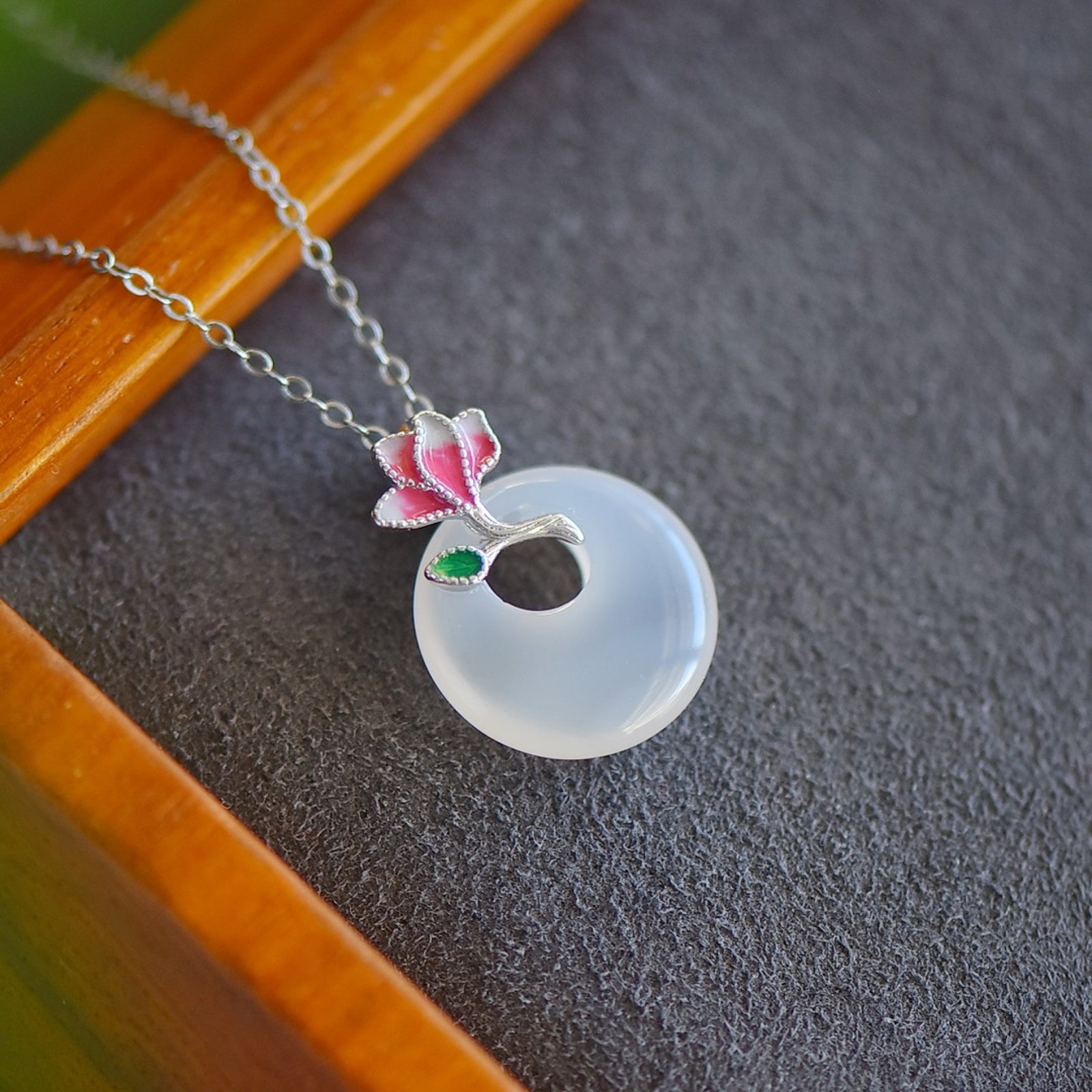 An Exquisite Sterling Silver Inlaid Agate Pendant - 2