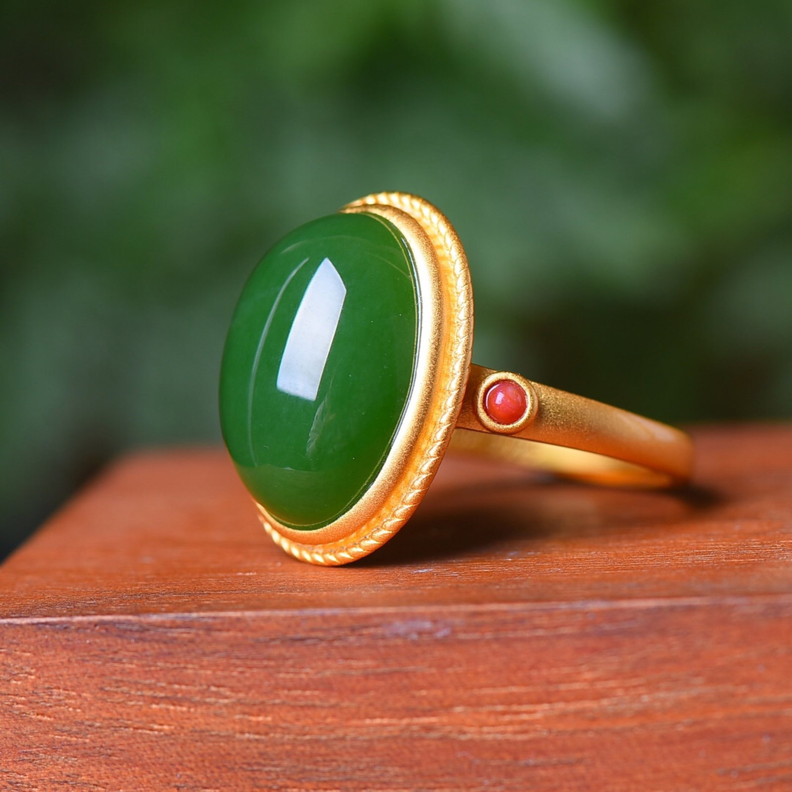 An Exquisite Sterling Silver-Gold Plated Inlaid Jasper Ring - 3