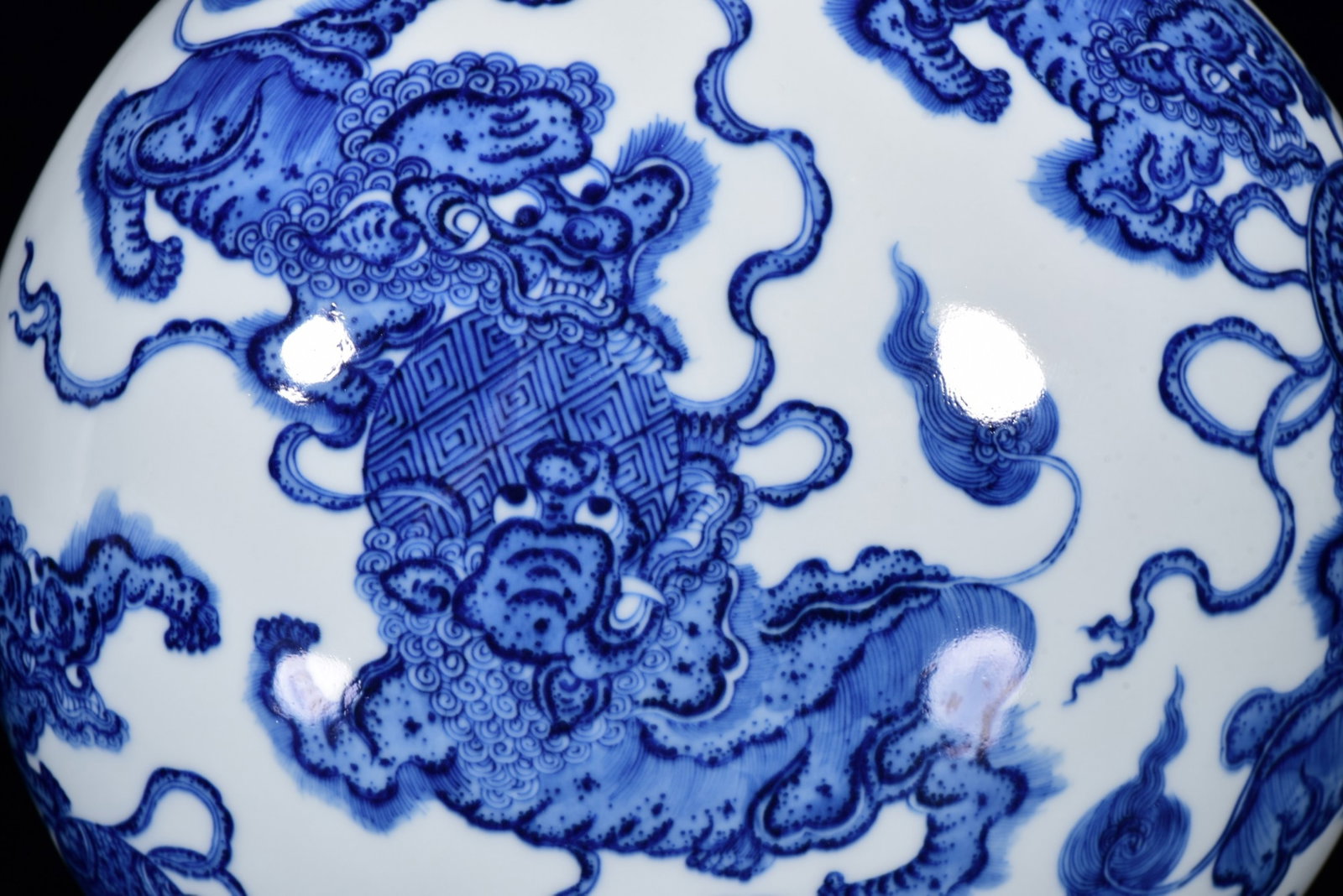 A Rare Blue and White Lion Pattern Double-Ears Vase - 4