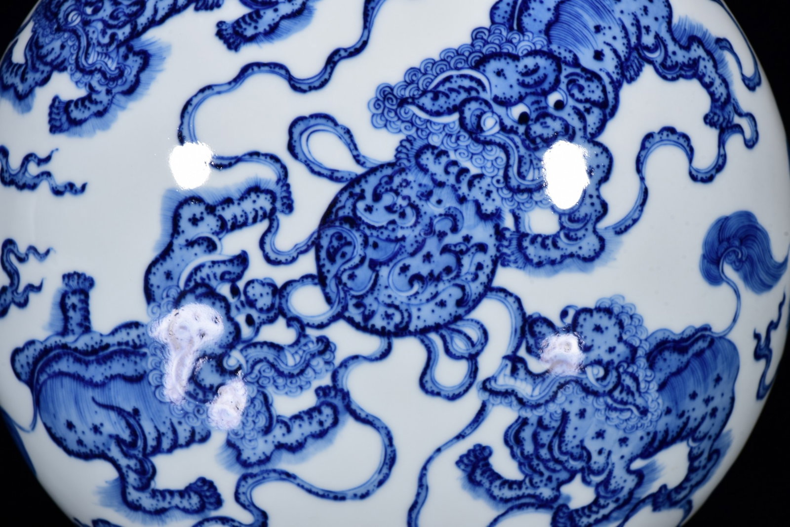 A Rare Blue and White Lion Pattern Double-Ears Vase - 5