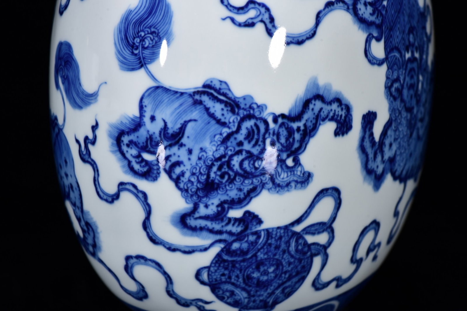 A Rare Blue and White Lion Pattern Double-Ears Vase - 6