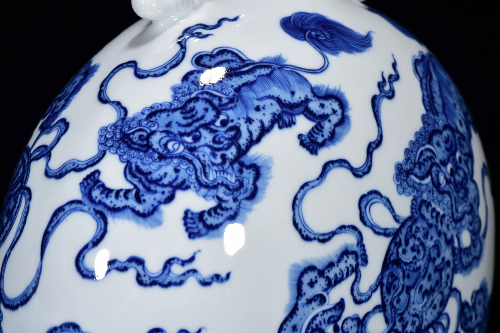 A Rare Blue and White Lion Pattern Double-Ears Vase - 7