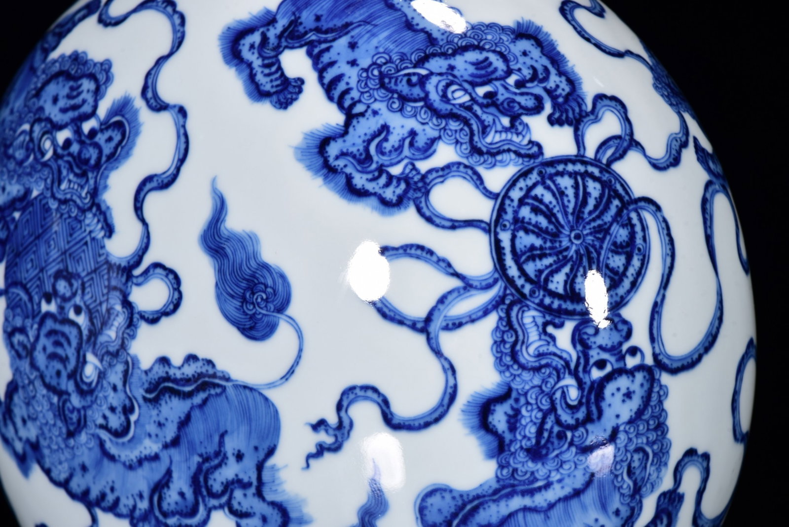 A Rare Blue and White Lion Pattern Double-Ears Vase - 8