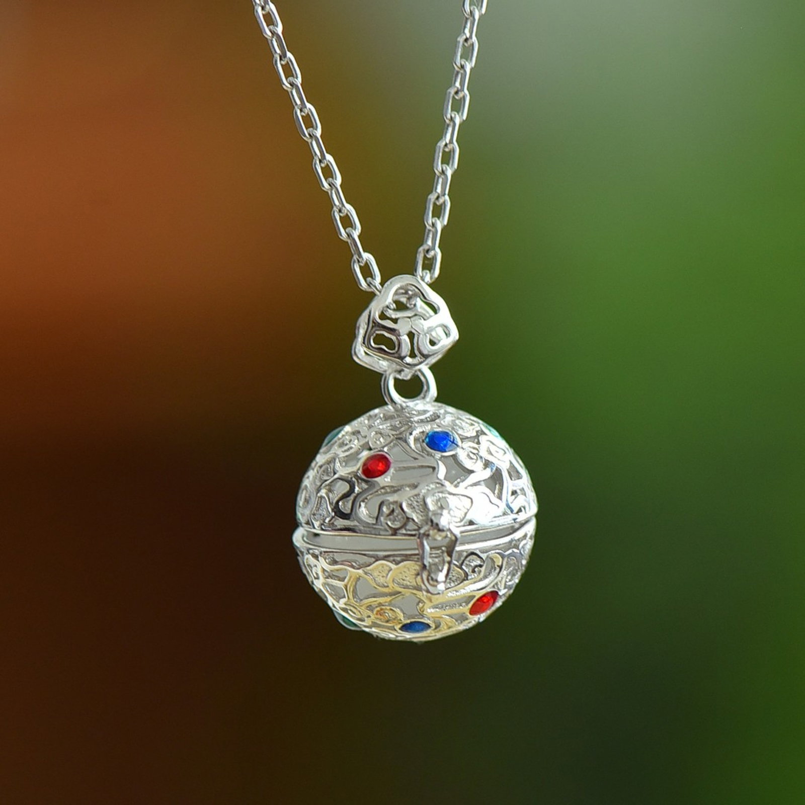 An Exquisite Sterling Silver Inlaid White Jade Pendant,Inlaid Gems: Estimated Value:200-400 An Exquisite Sterling Silver Inlaid White Jade Pendant,Inlaid Gems 纯银镶白玉吊坠，嵌宝石