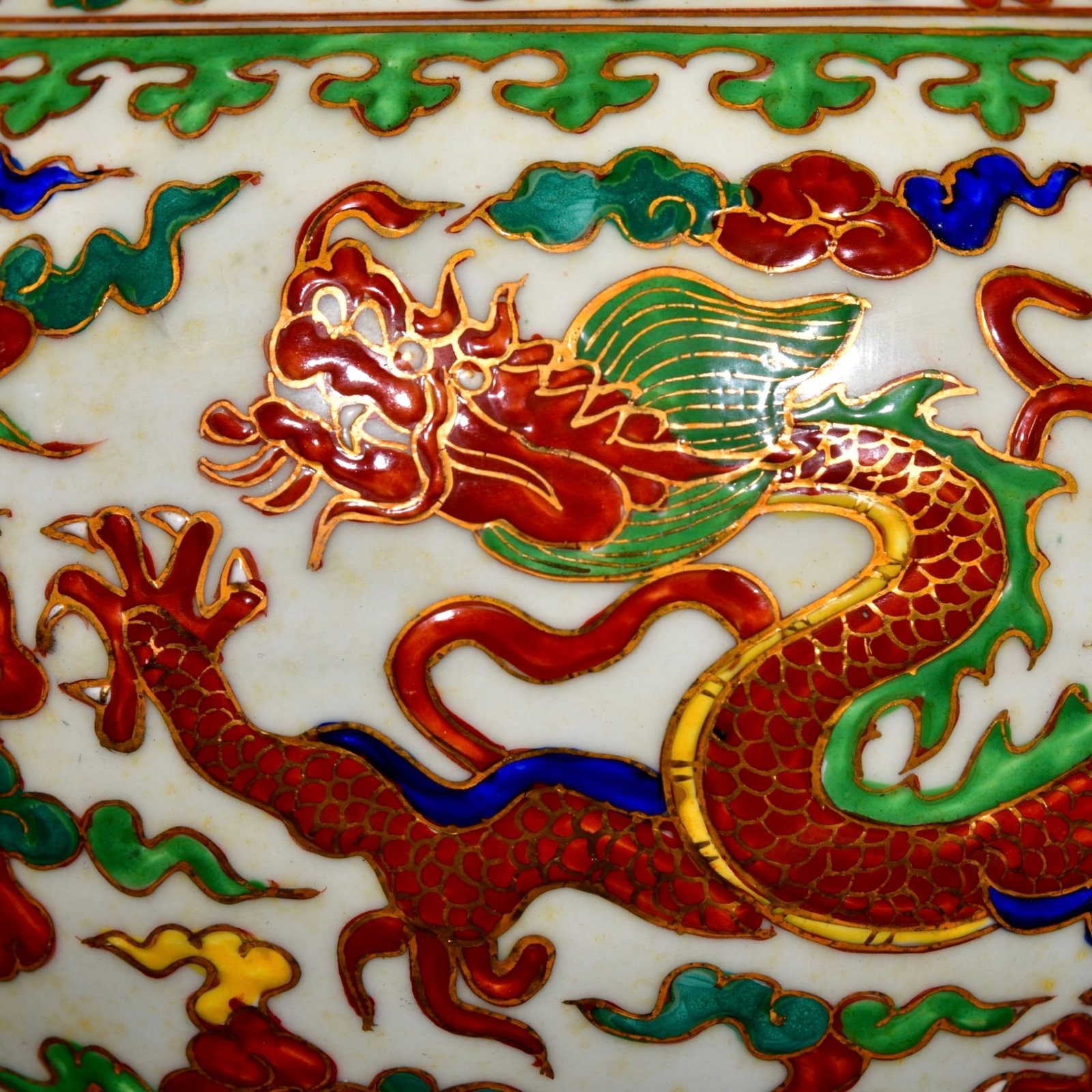 An Exquisite Wucai Painted Gold Lotus,Auspicious Cloud and Dragon Pattern Vase - 6