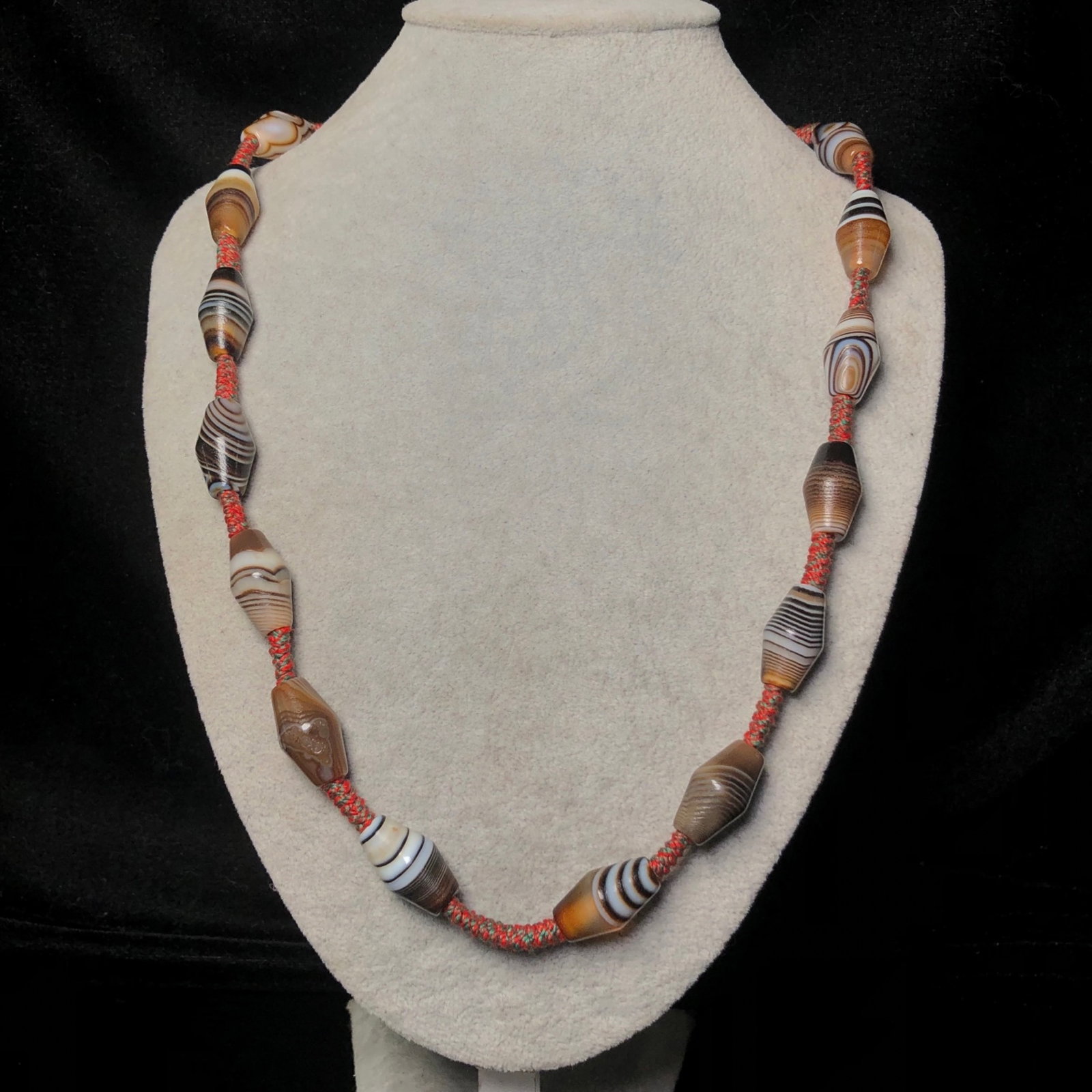An Exquisite Agate Necklace - 9