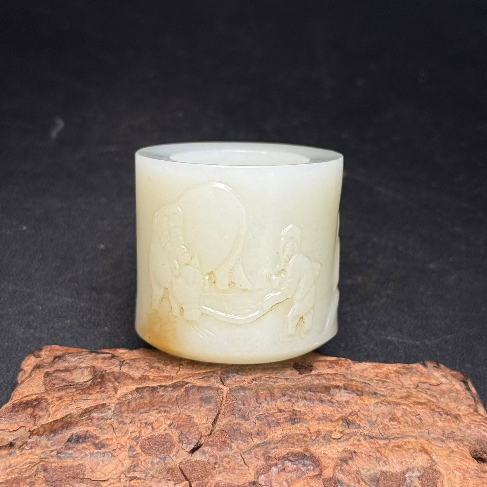 An Exquisite White Jade Figure and Buffalo Pattern Fingerstall: Estimated Value:1000-2000 An Exquisite White Jade Figure and Buffalo Pattern Fingerstall,Qing Dynasty,China,Size:21.6mmx33mmx31mm,Weight:39g