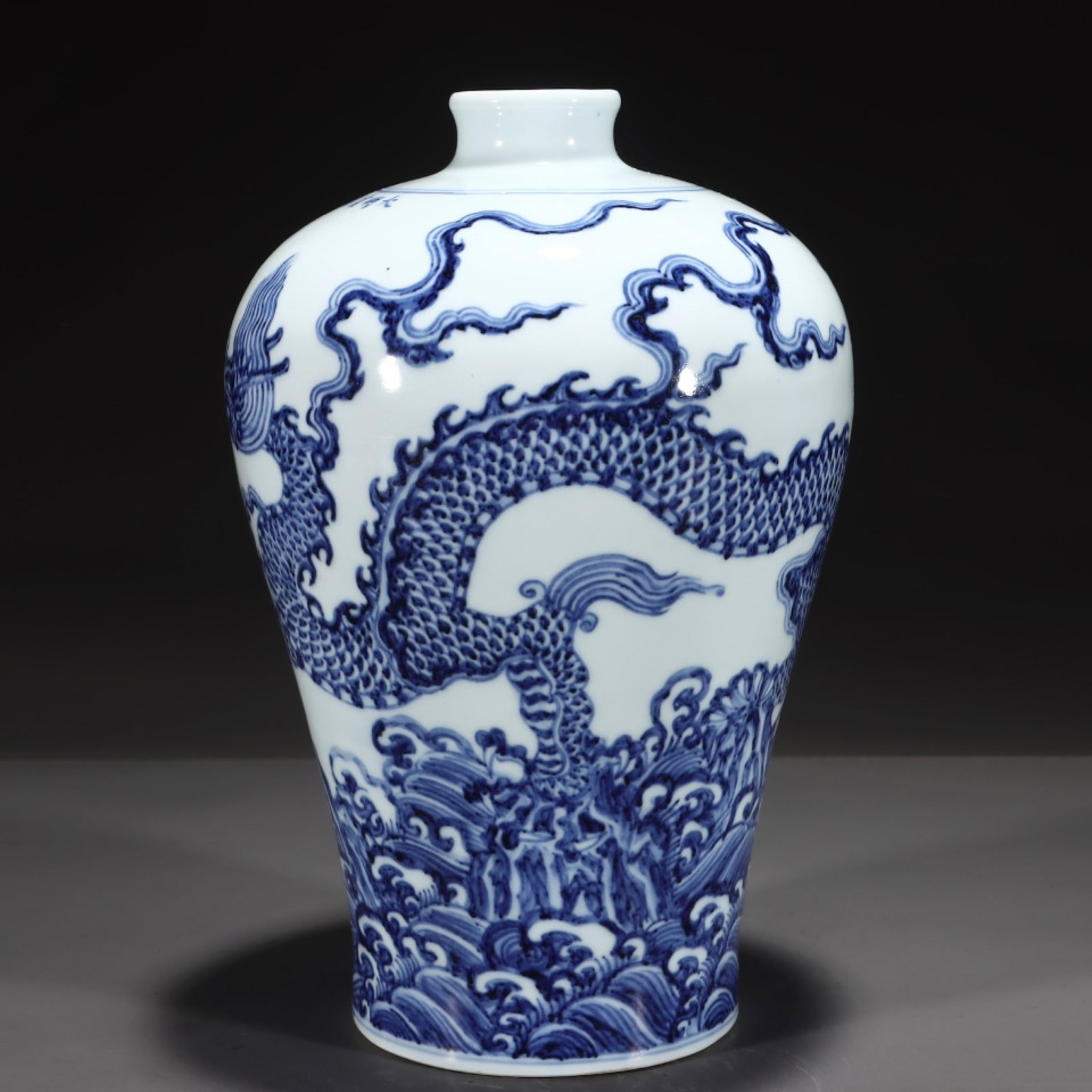 An Exquisite Blue and White Seawater Auspicious Cloud and Dragon Pattern Vase - 4
