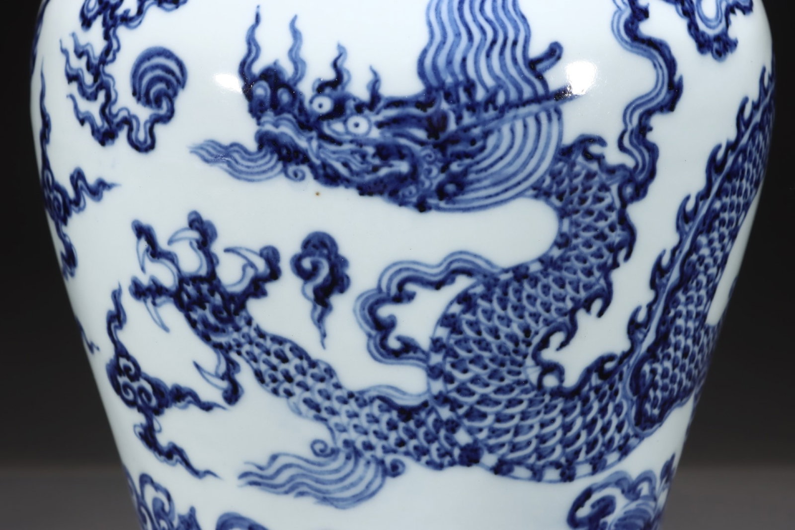 An Exquisite Blue and White Seawater Auspicious Cloud and Dragon Pattern Vase - 5
