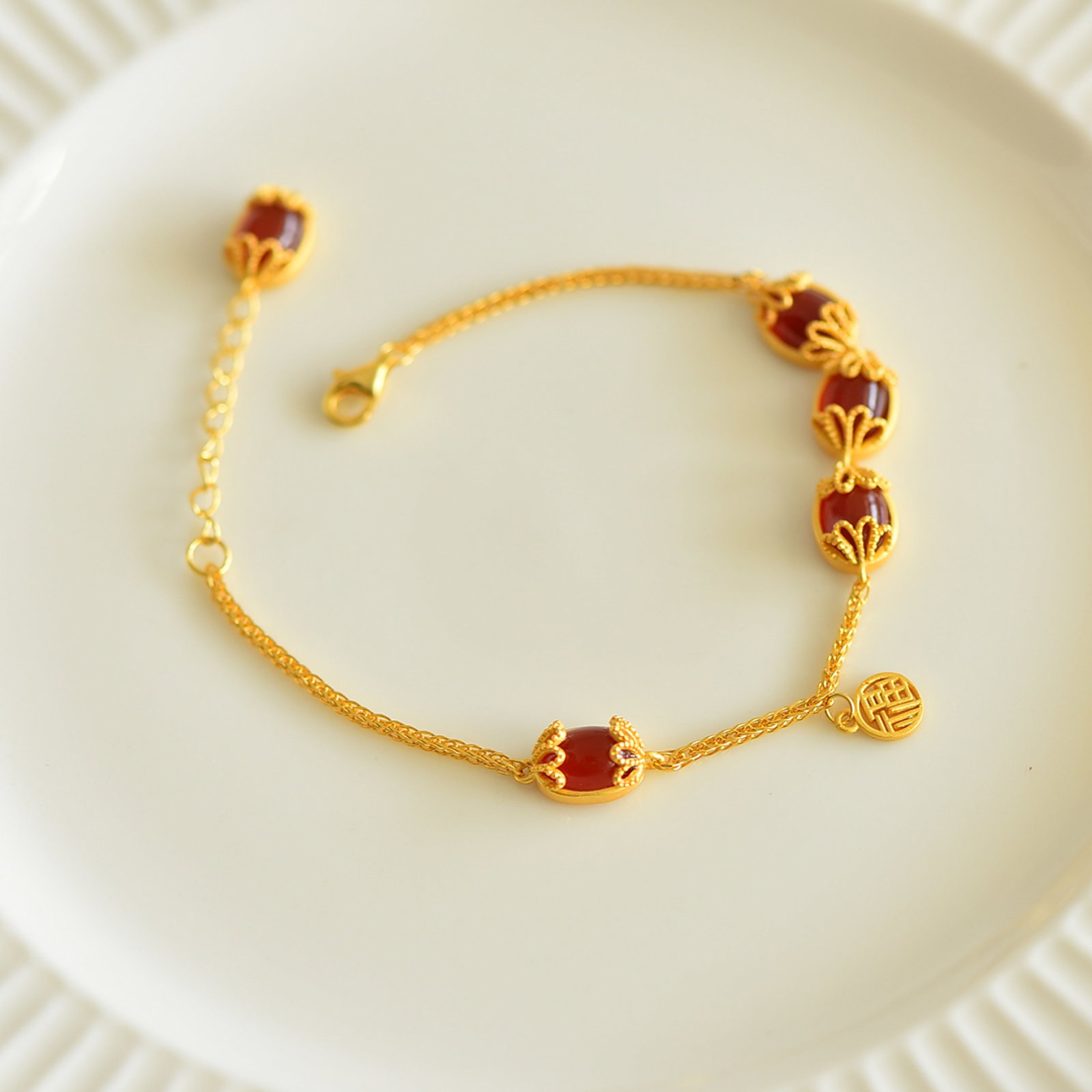 An Exquisite Sterling Silver-Gold Plated Inlaid Agate Bracelets: Estimated Value:200-400 An Exquisite Sterling Silver-Gold Plated Inlaid Agate Bracelets 纯银镀金镶玛瑙手链