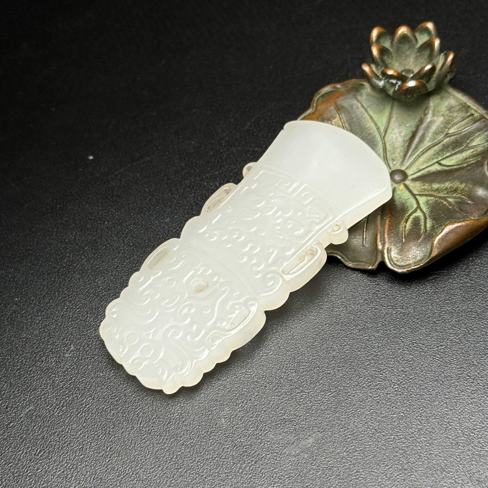 An Exquisite White Jade Beast-Face Pattern Pendant - 4