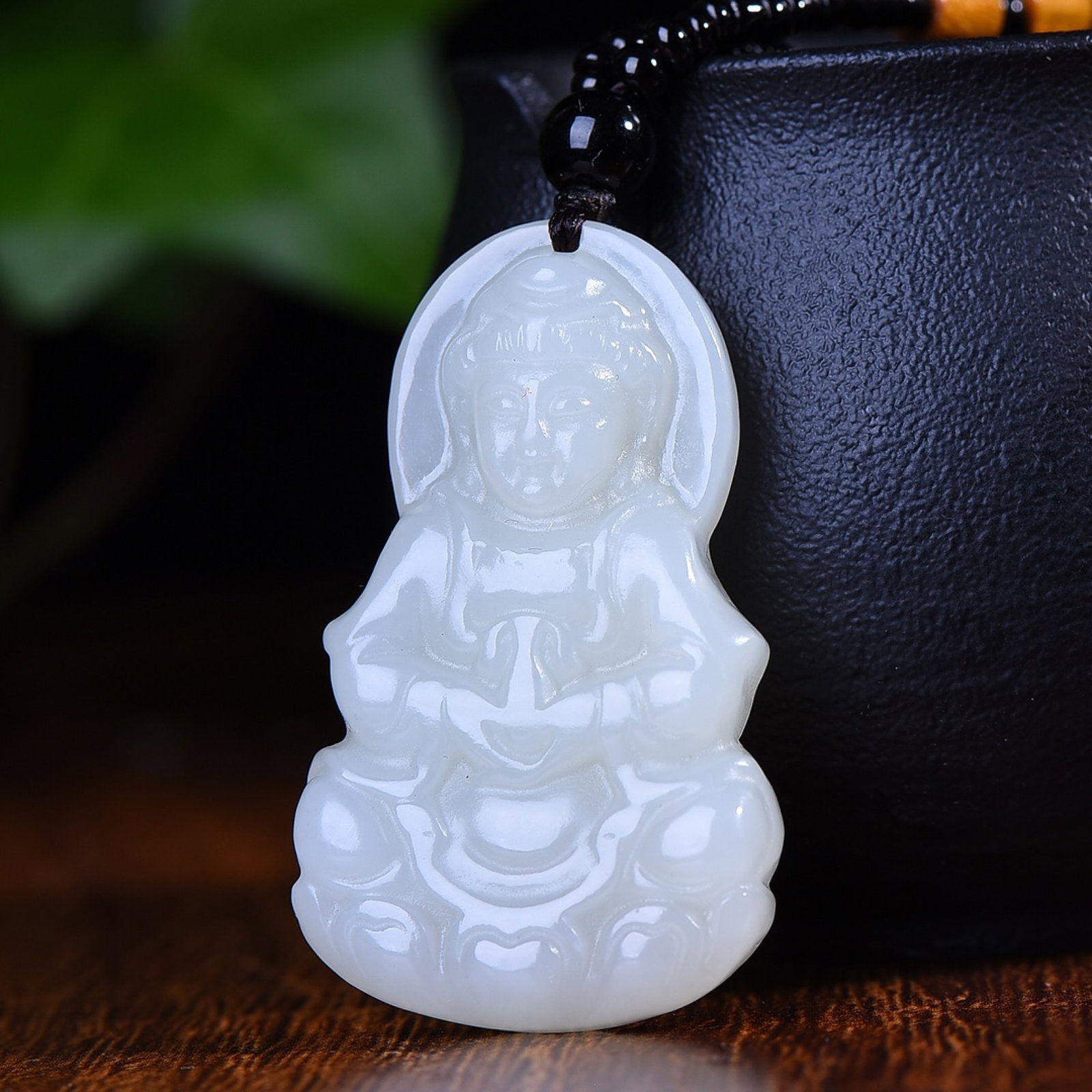 An Exquisite White Jade Avalokitesvara Pendant - 2