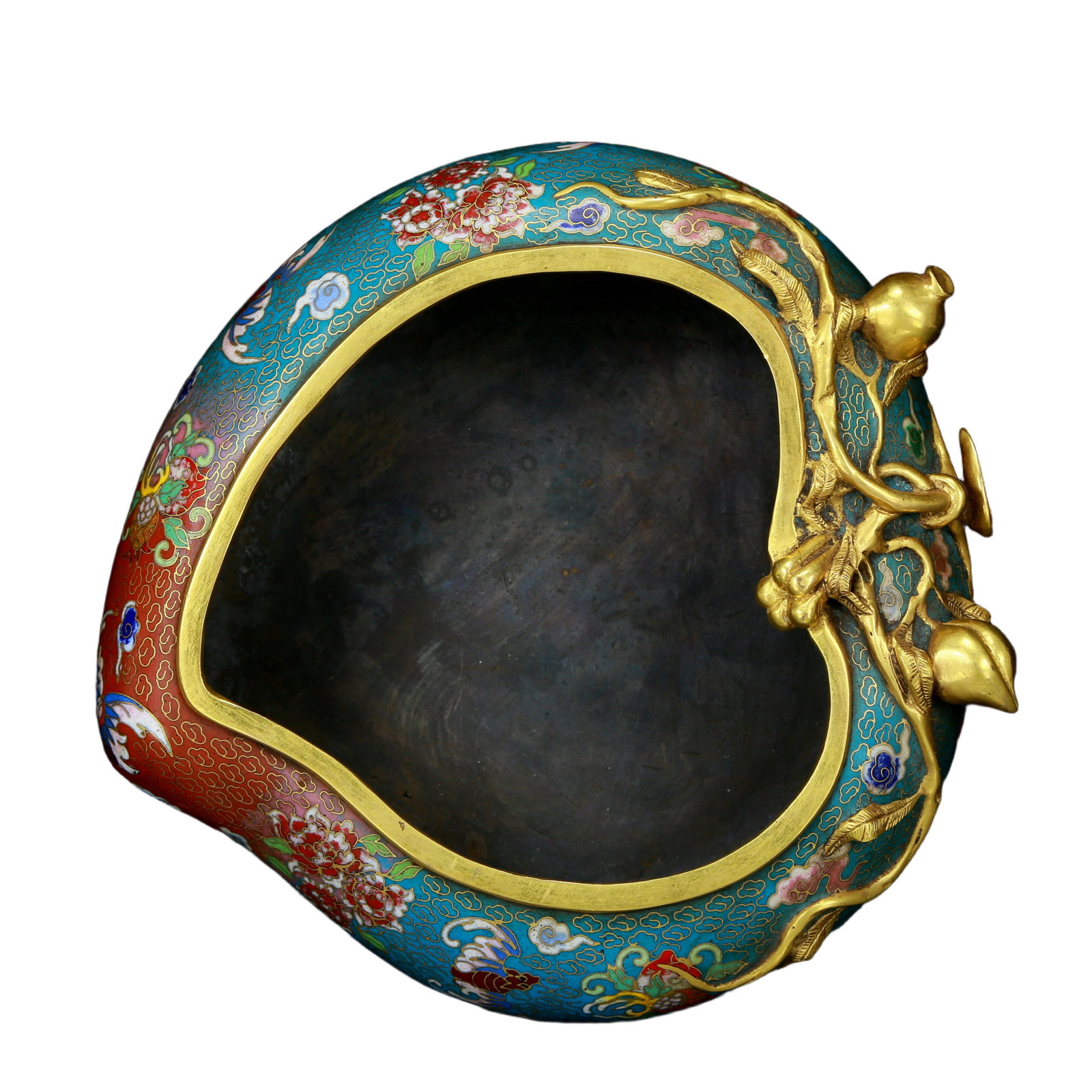 A delicate cloisonn¨¦ 'Clouds and Bats' peach shaped brush washer: Estimated Value:10000-20000 An exquisite cloisonné 'Clouds and Bats' peach-shaped brush washer, the application of filigree craftsmanship makes the decoration of this collection more refined and 