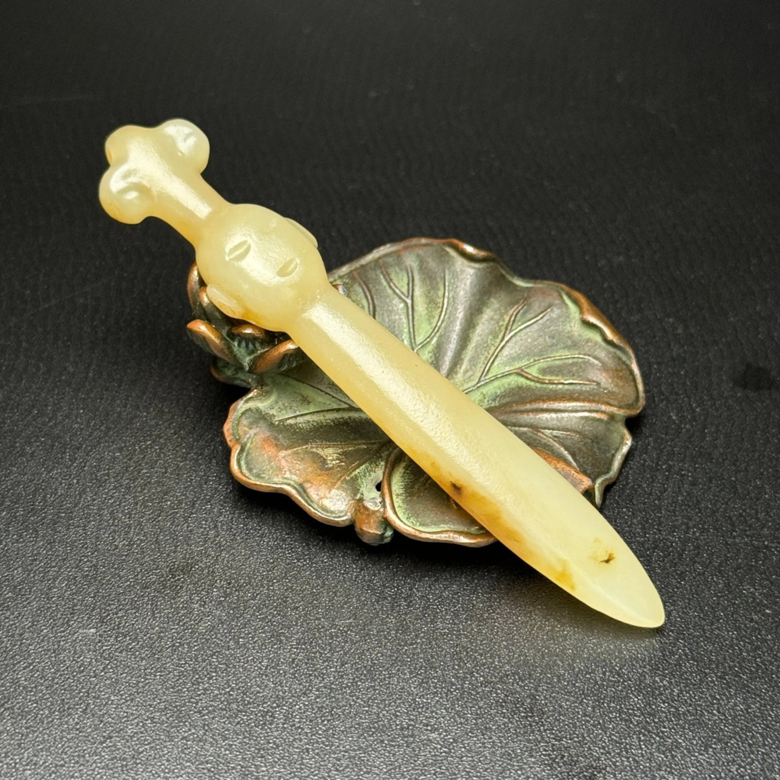 An Exquisite White Jade Figure-Face Pattern Sword-Shaped Pendant - 3