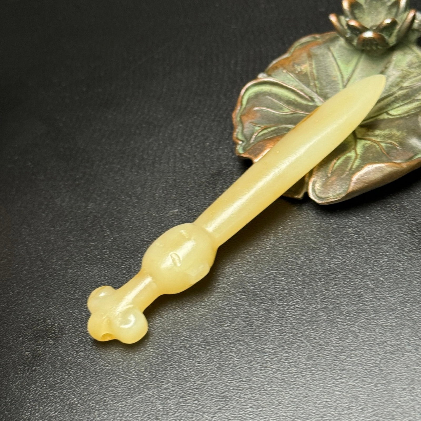 An Exquisite White Jade Figure-Face Pattern Sword-Shaped Pendant - 4