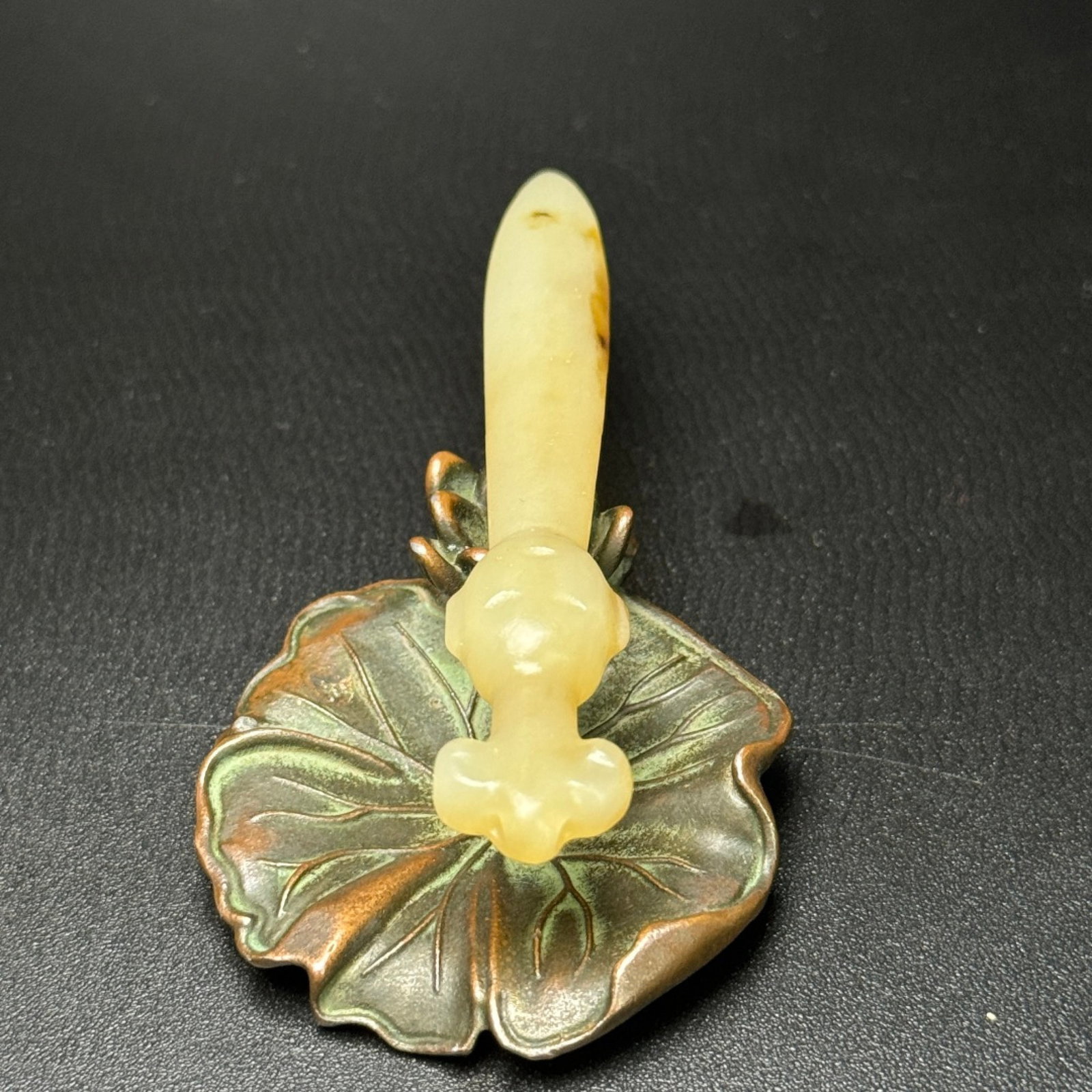 An Exquisite White Jade Figure-Face Pattern Sword-Shaped Pendant - 5