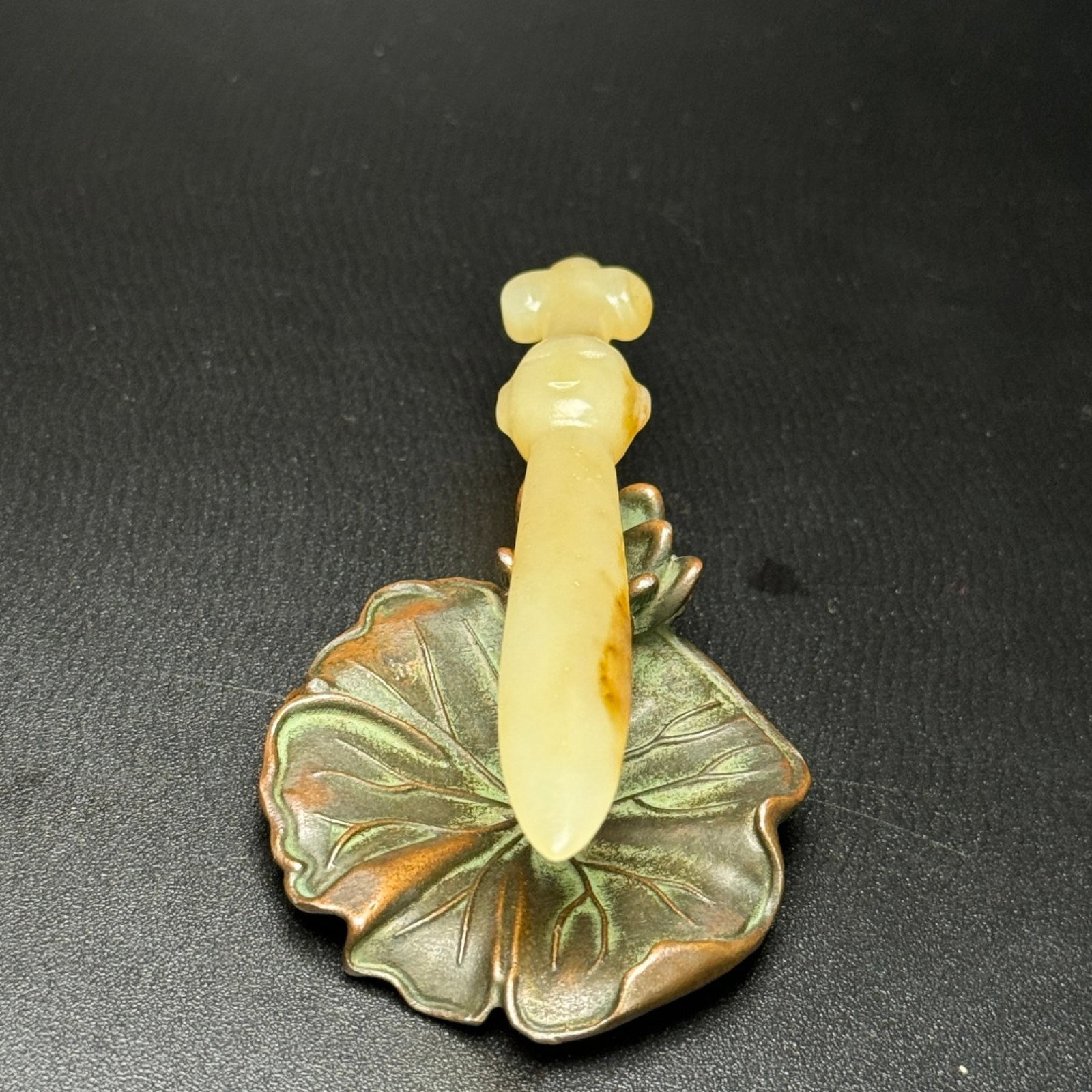 An Exquisite White Jade Figure-Face Pattern Sword-Shaped Pendant - 6