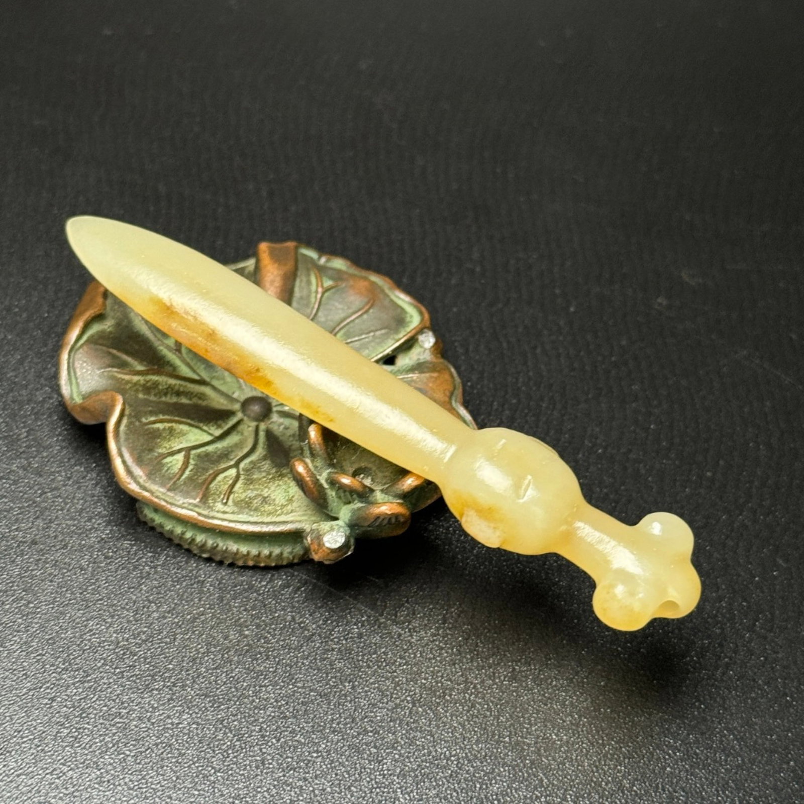 An Exquisite White Jade Figure-Face Pattern Sword-Shaped Pendant - 7