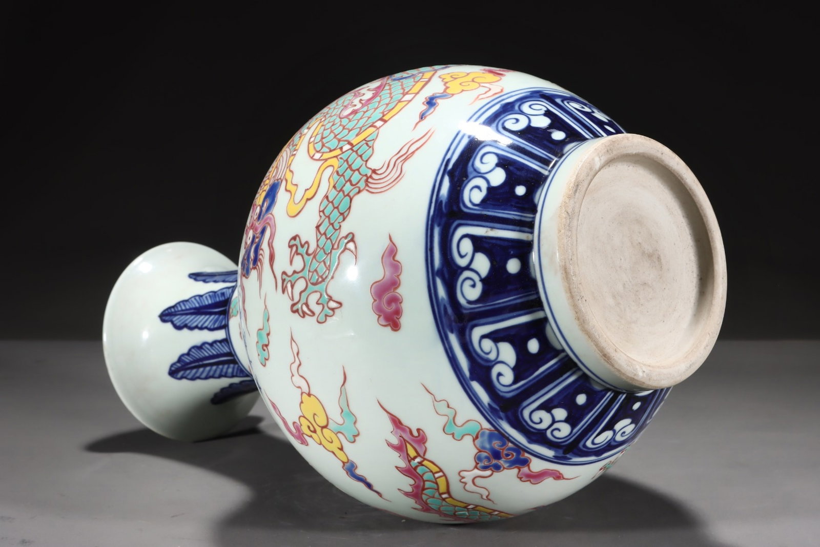 A Rare Blue and White Wucai Auspicious Cloud and Dragon Pattern Vase - 7