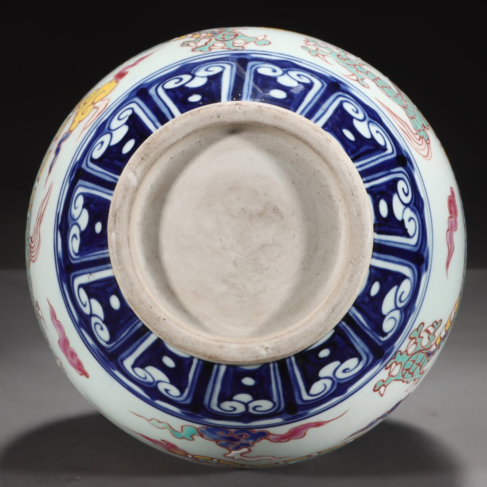 A Rare Blue and White Wucai Auspicious Cloud and Dragon Pattern Vase - 8