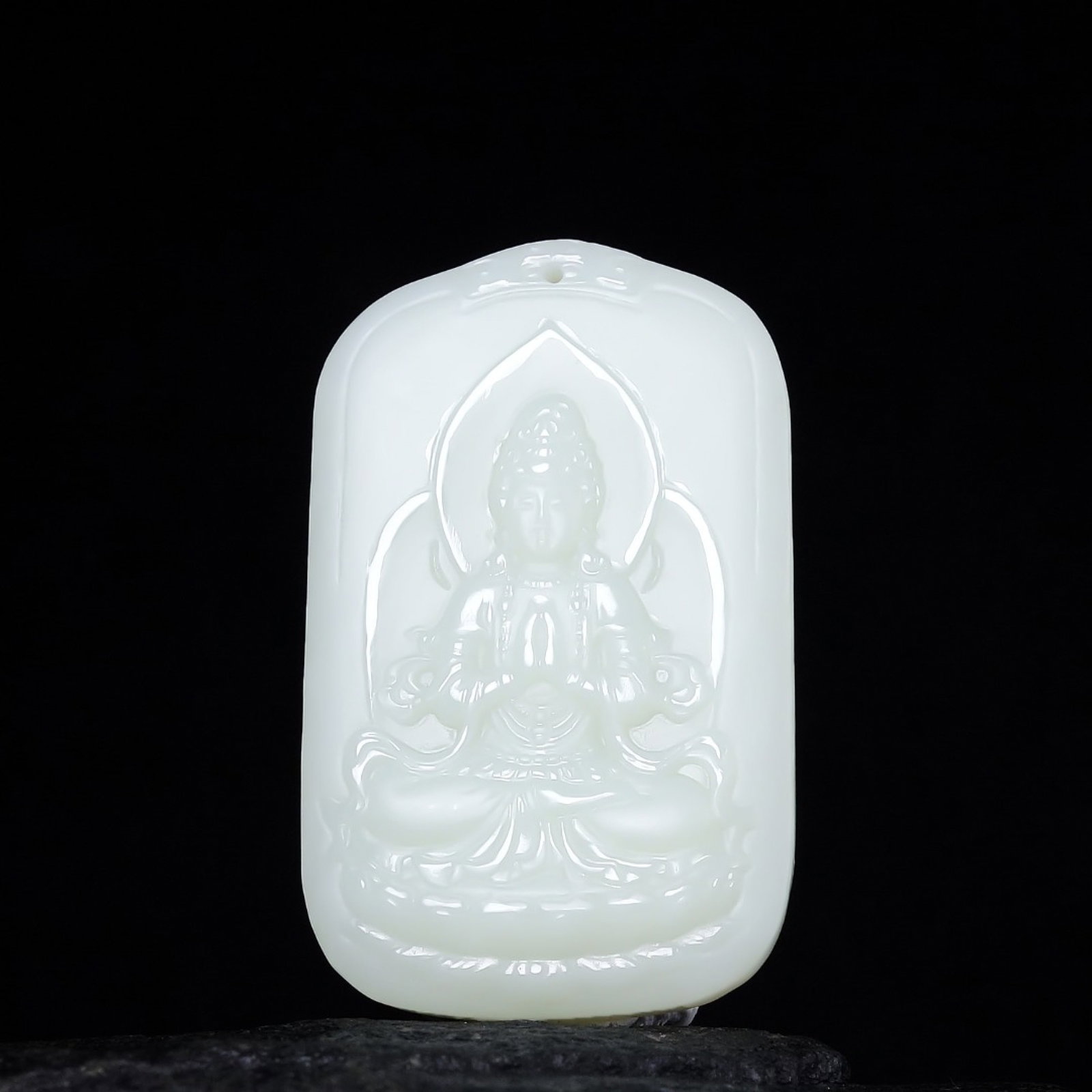 An Exquisite White Jade Statue of Avalokitesvara Pendant: Estimated Value:920-1840 An Exquisite White Jade Statue of Avalokitesvara Pendant,Size:50mmx31mmx8.5mm 白玉观音像挂件