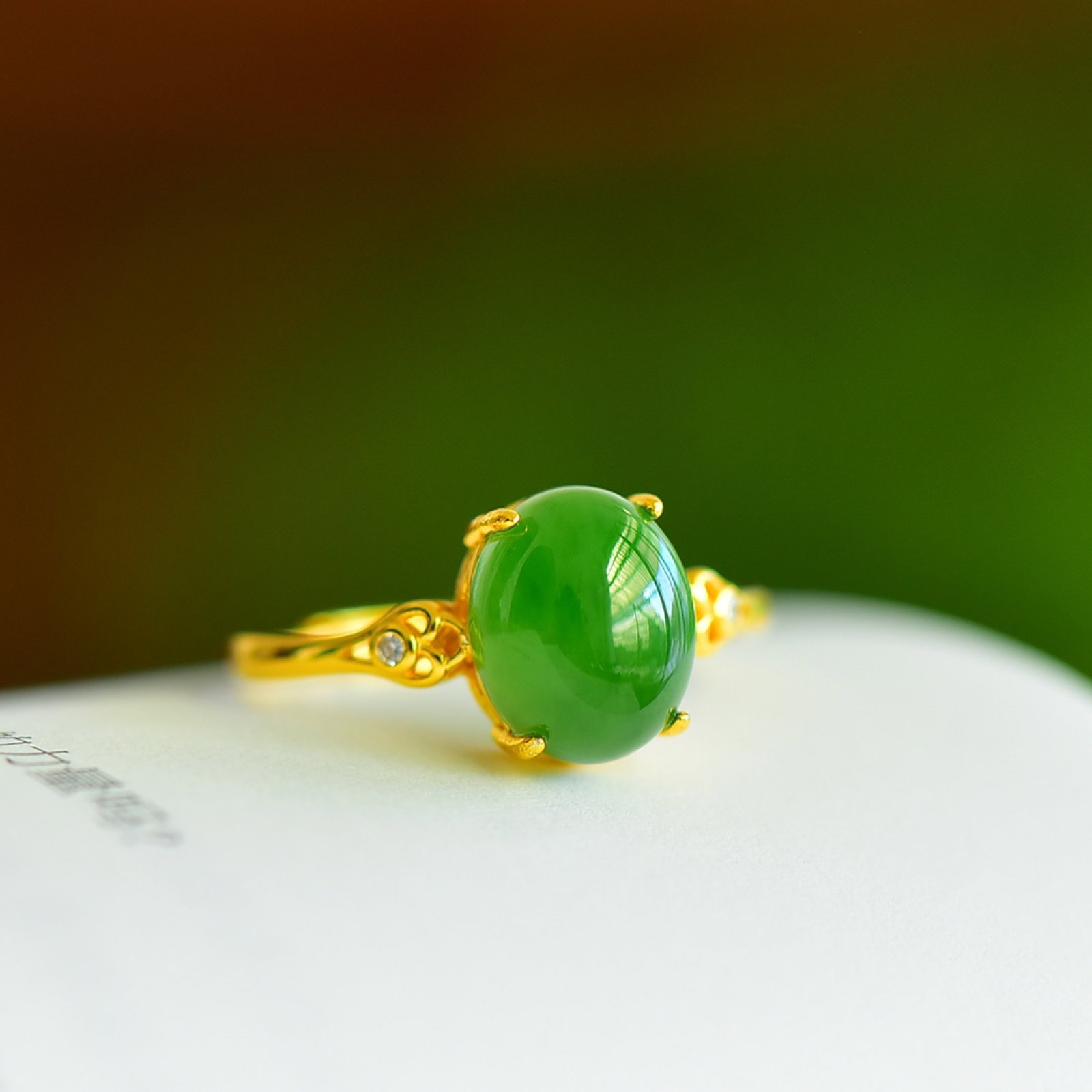An Exquisite Sterling Silver-Gold Plated Inlaid Jasper Ring: Estimated Value:200-400 An Exquisite Sterling Silver-Gold Plated Inlaid Jasper Ring Size:8mmx10mm 纯银镀金镶碧玉戒指