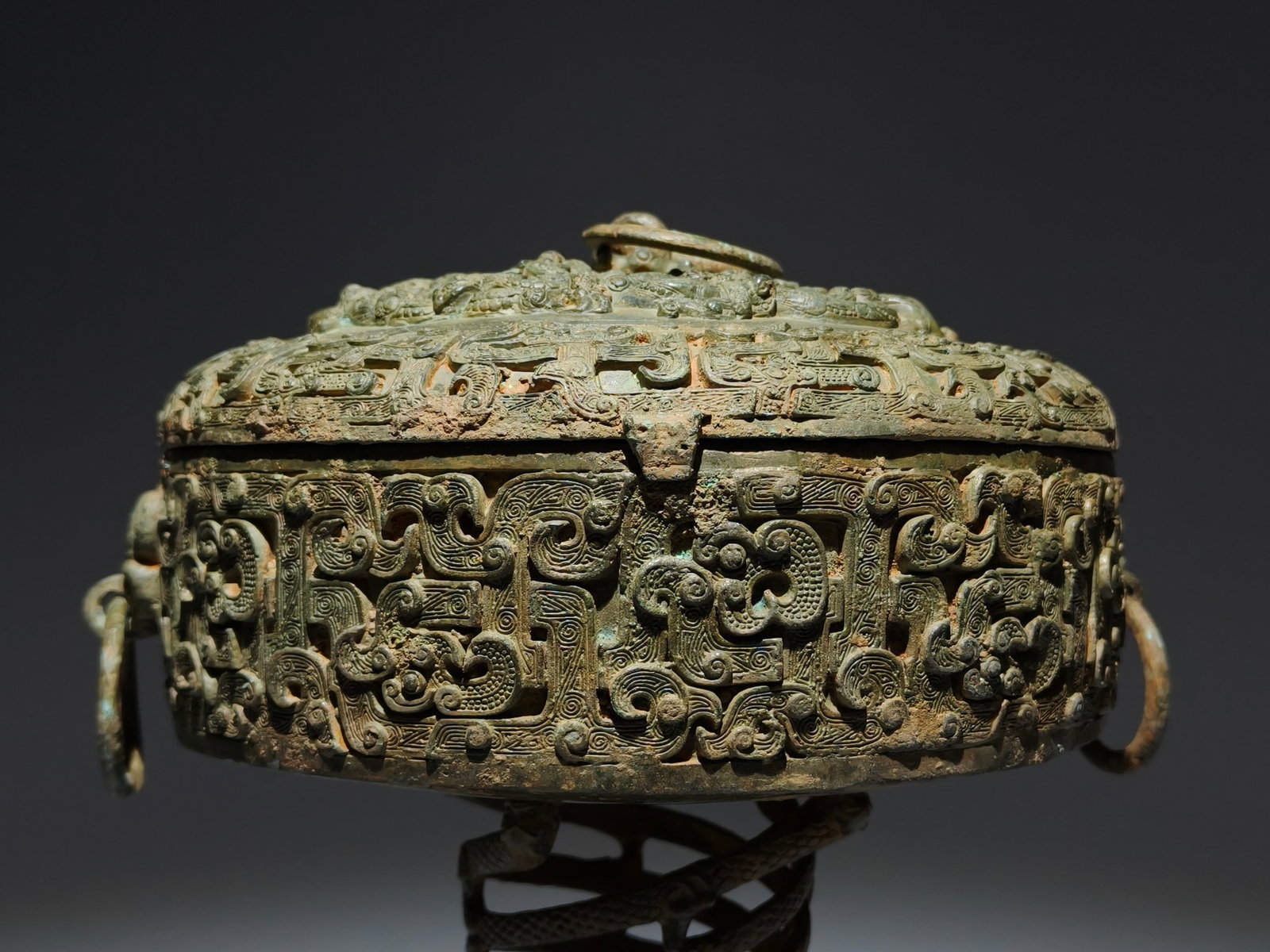 An Archaic Bronze Interlaced Chi-Dragon Pattern Hollow Beast-Ears Food Vessel,With Inscription - 2