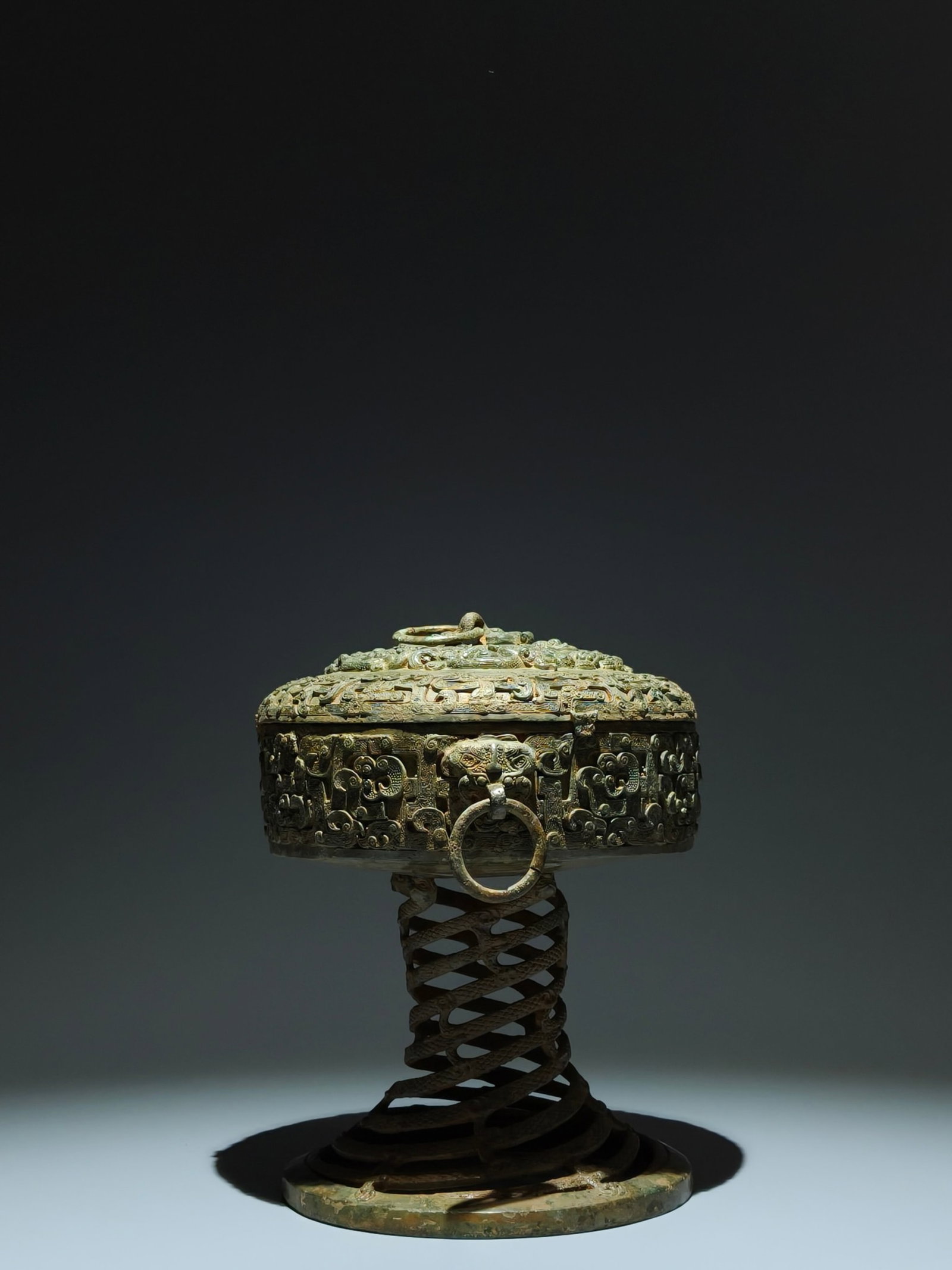 An Archaic Bronze Interlaced Chi-Dragon Pattern Hollow Beast-Ears Food Vessel,With Inscription - 3