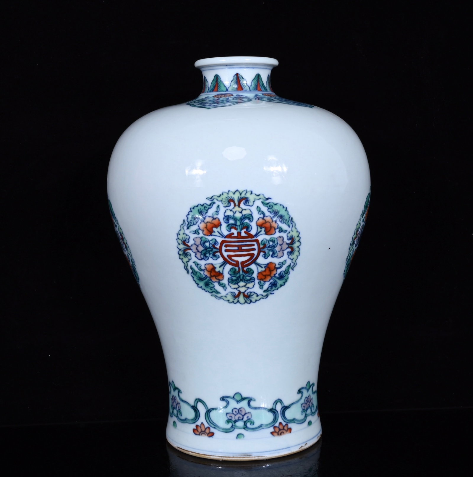 An Exquisite Doucai Flower Pattern Vase - 3