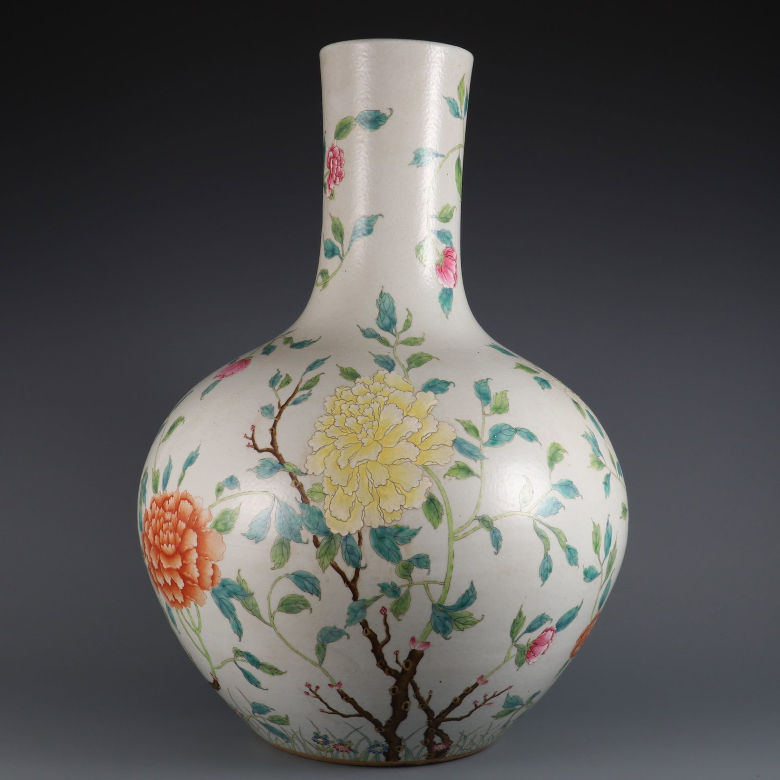 A Huge Famille-Rose Peony Pattern Vase: A Huge Famille-Rose Peony Pattern Vase,Qing Dynasty,China,Qianlong Six-character Mark,Size:23.2inx15.7in
