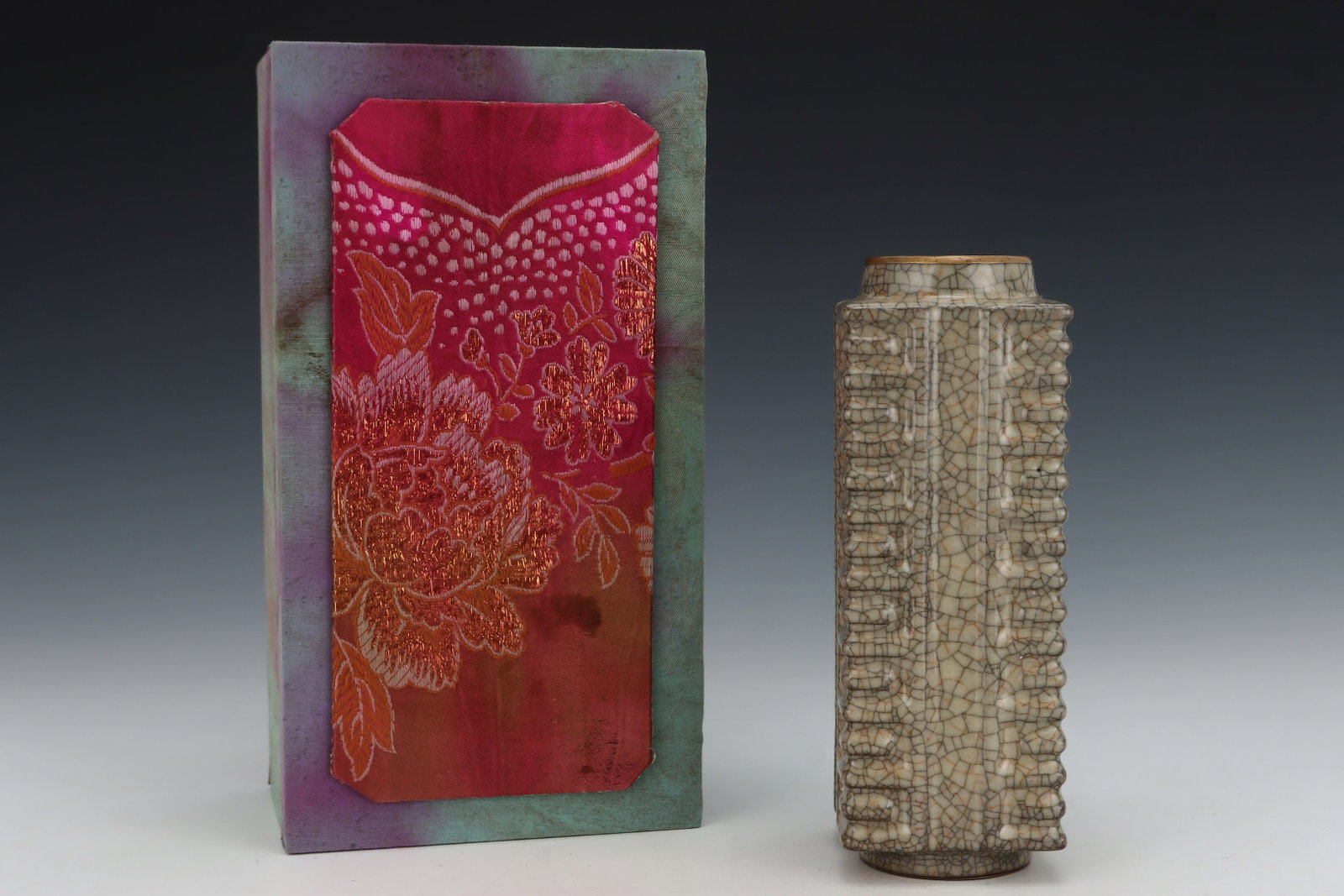 An Exquisite Ge yao Yellow Glazed Vase: An Exquisite Ge yao Yellow Glazed Vase,Song Dynasty,China,With Mark,Size:9inx3.2in 哥窑黄釉瓶,中国宋代,带款