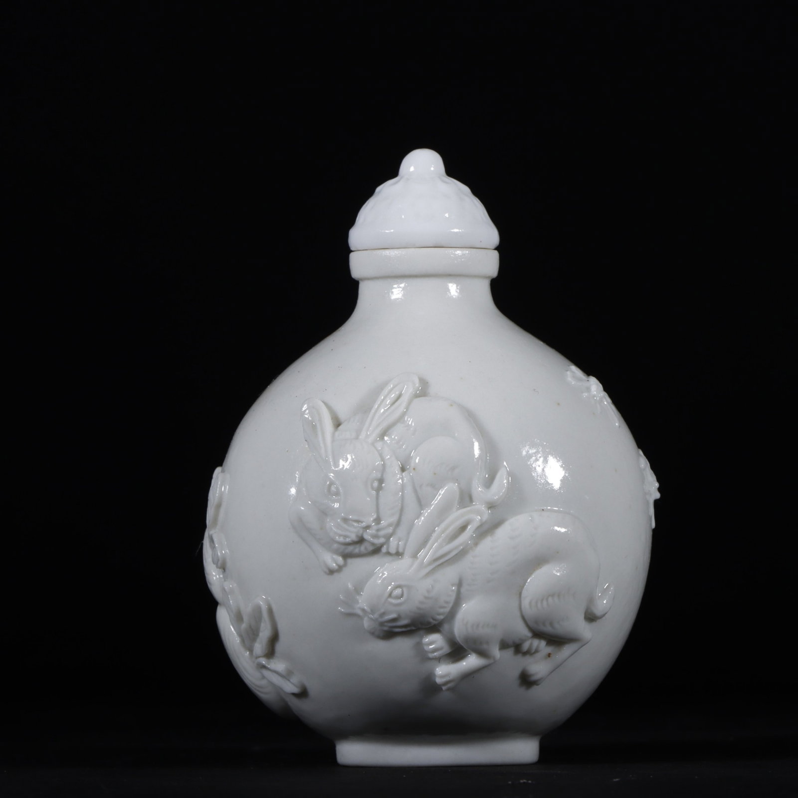 An Exquisite White Glazed Rabbit Pattern Snuff Bottle (1 of 5)