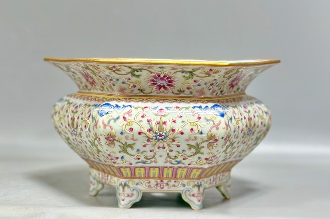 An Exquisite Enamel Lotus Pattern Flowerpot: An Exquisite Enamel Lotus Pattern Flowerpot,Qing Dynasty,China,Qianlong Four-character Mark,Size:4.4inx7.5in