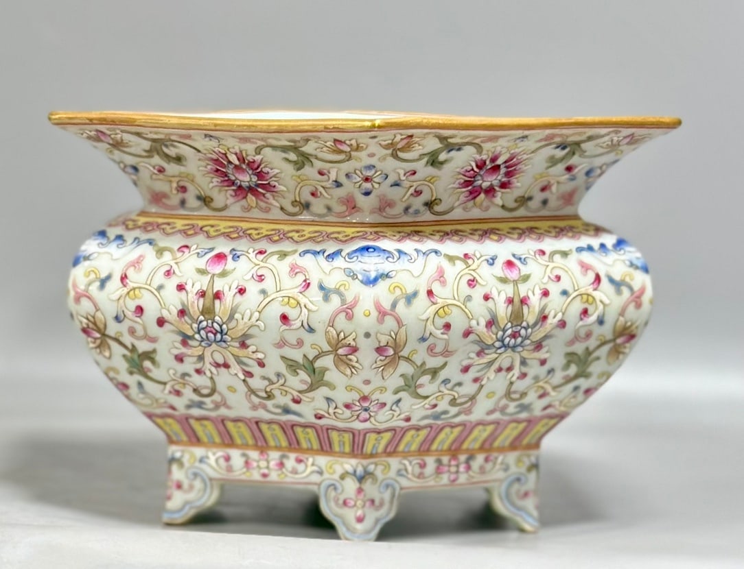 An Exquisite Enamel Lotus Pattern Flowerpot - 2