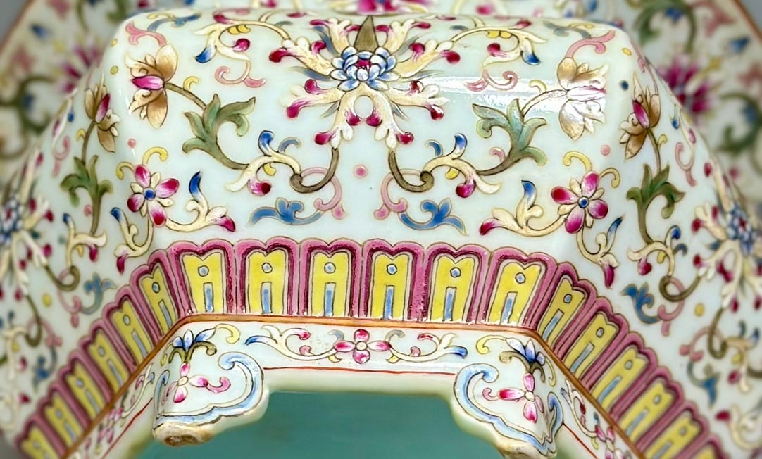 An Exquisite Enamel Lotus Pattern Flowerpot - 3