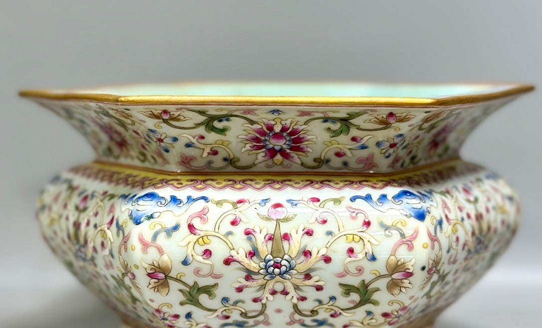 An Exquisite Enamel Lotus Pattern Flowerpot - 5