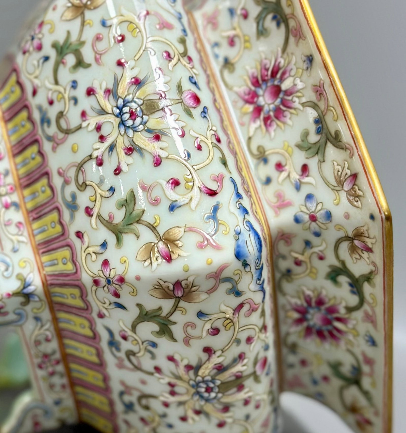 An Exquisite Enamel Lotus Pattern Flowerpot - 6