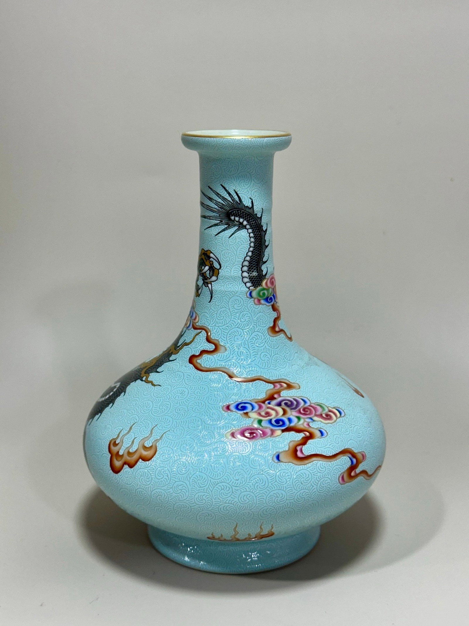 An Exquisite Enamel Auspicious Cloud and Dragon Pattern Vase - 3