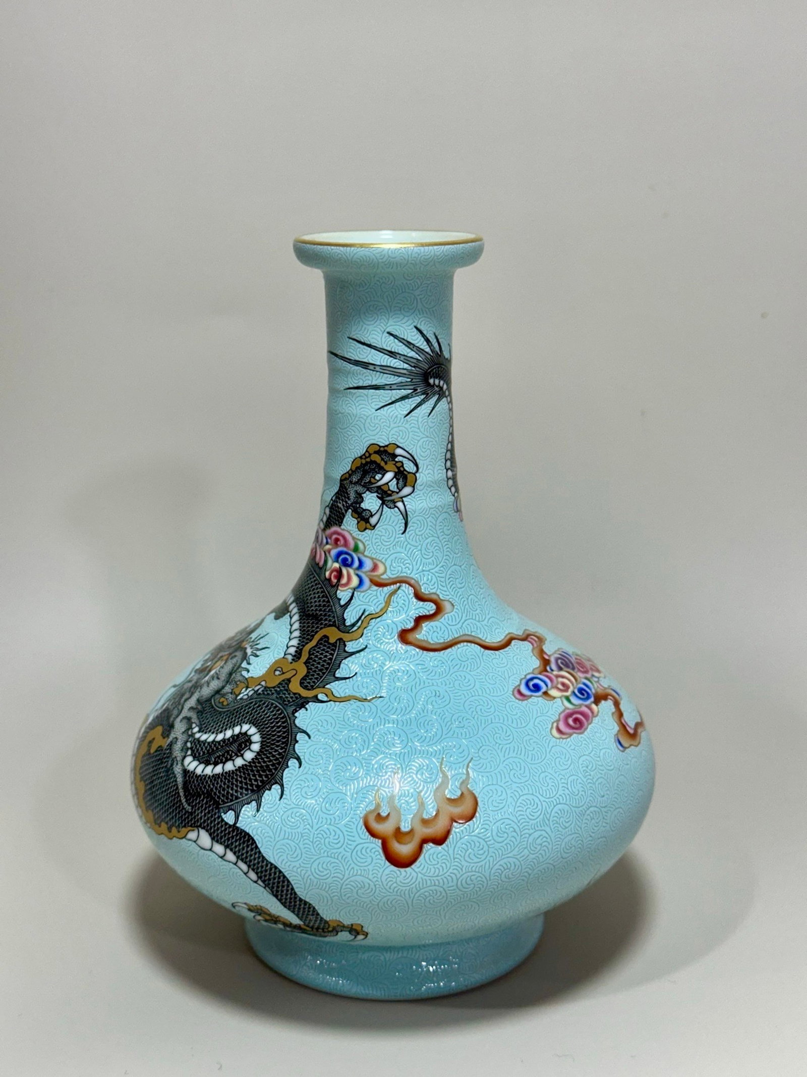 An Exquisite Enamel Auspicious Cloud and Dragon Pattern Vase - 4