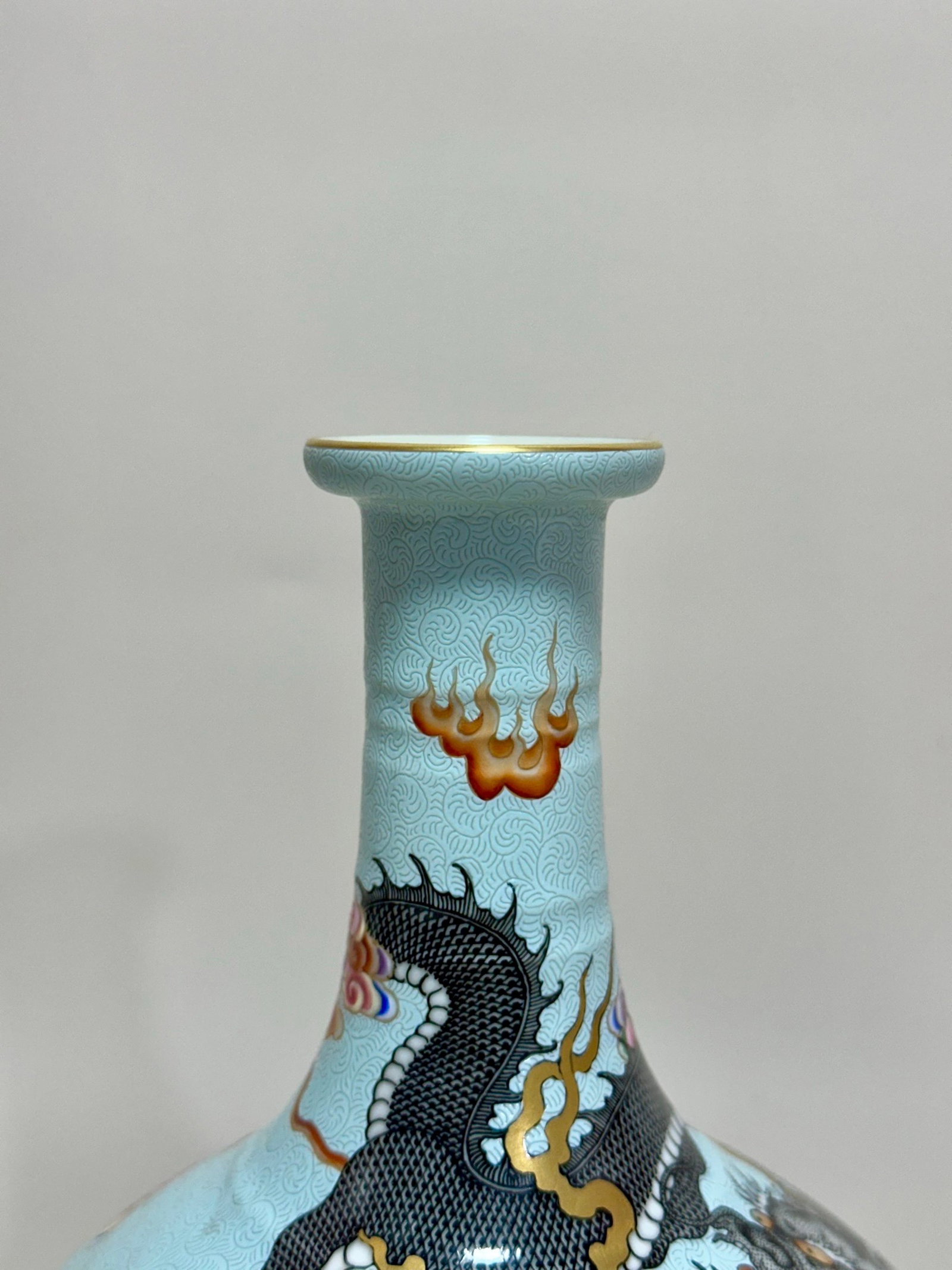 An Exquisite Enamel Auspicious Cloud and Dragon Pattern Vase - 5