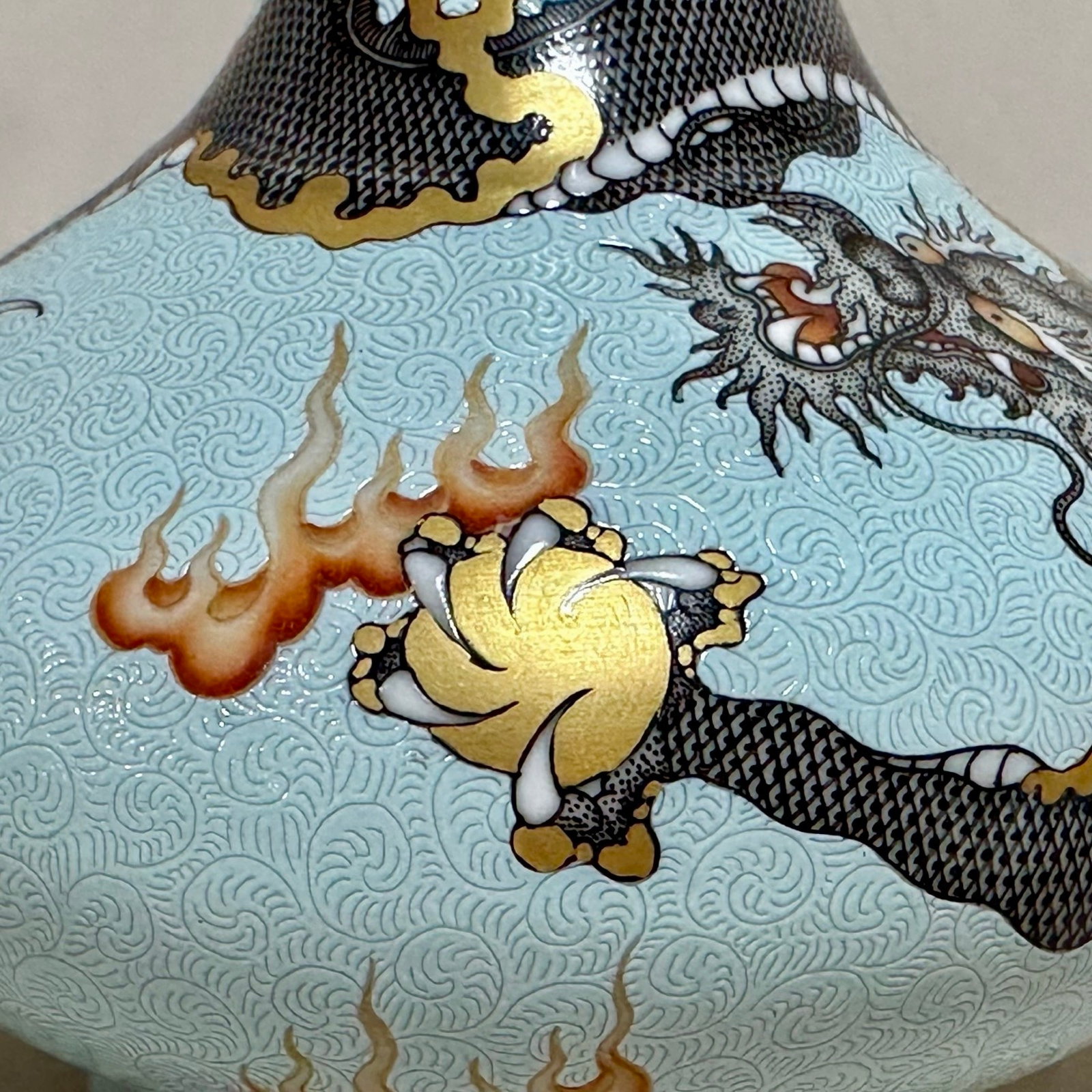 An Exquisite Enamel Auspicious Cloud and Dragon Pattern Vase - 6