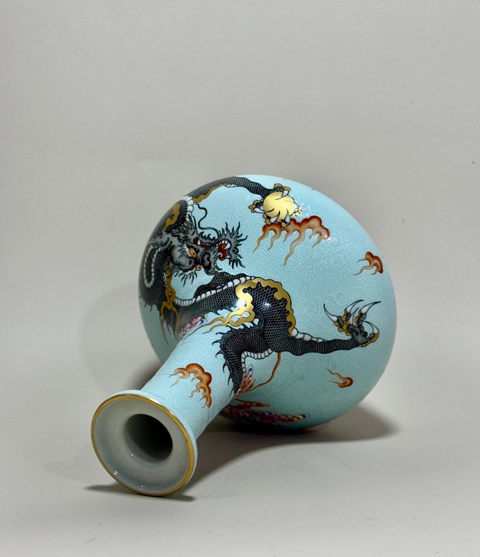 An Exquisite Enamel Auspicious Cloud and Dragon Pattern Vase - 7