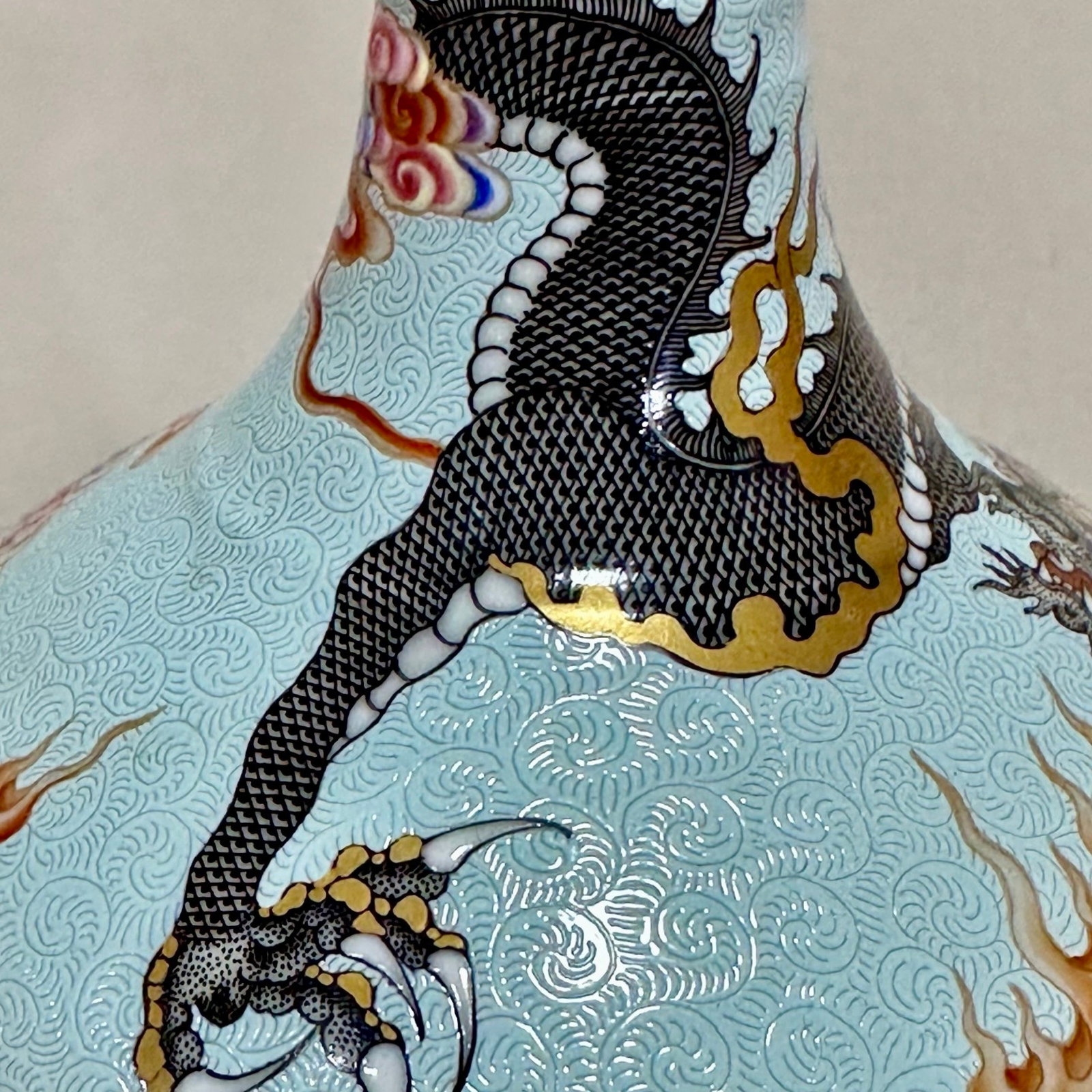 An Exquisite Enamel Auspicious Cloud and Dragon Pattern Vase - 8