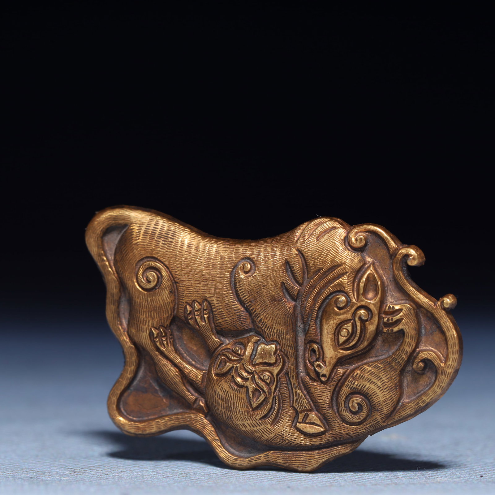 An Exquisite Gilt Silver Buffalo Pattern Ornament - 2