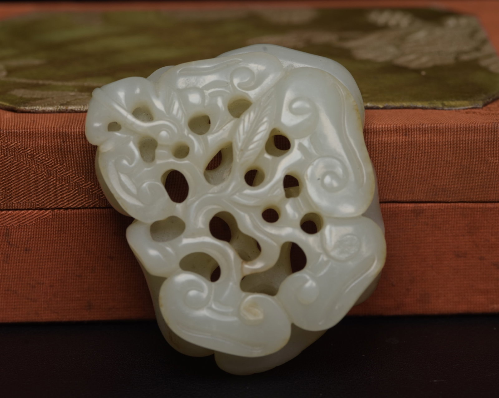 An Exquisite White Jade Ganoderma lucidum Pattern Ornament - 4