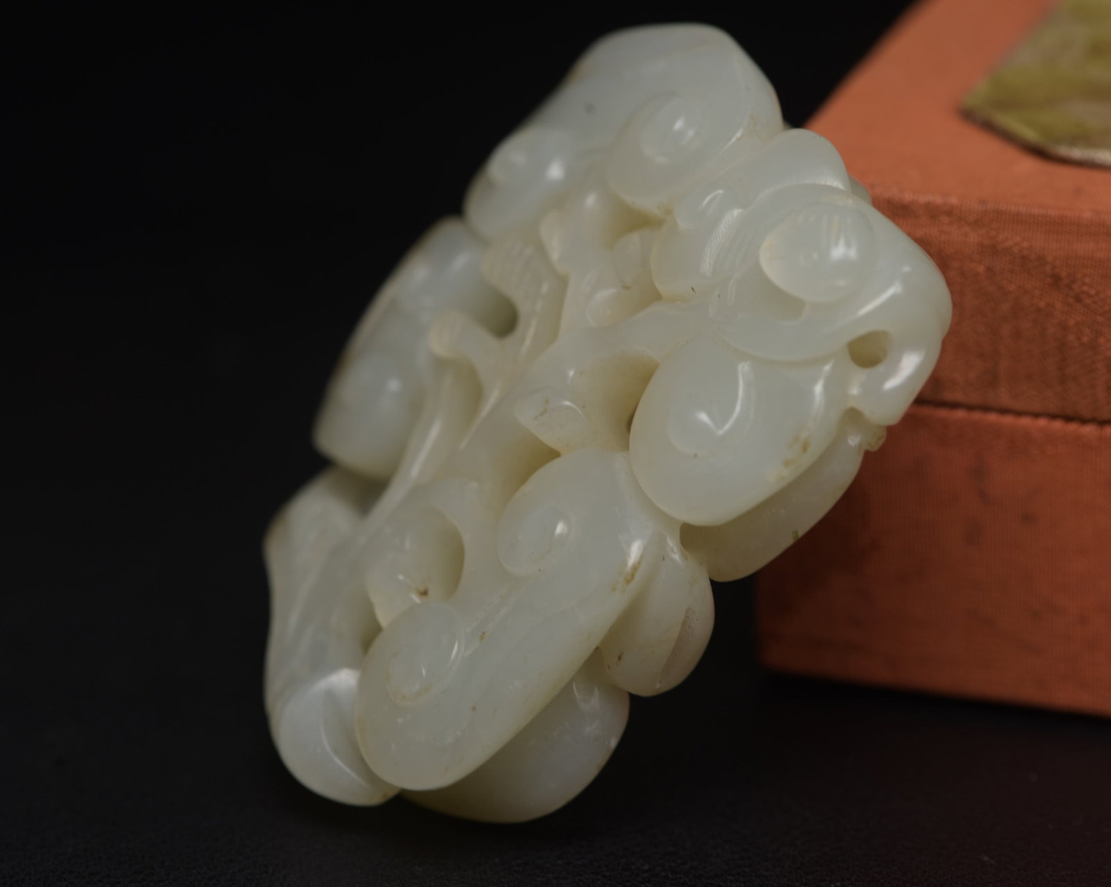 An Exquisite White Jade Ganoderma lucidum Pattern Ornament - 5