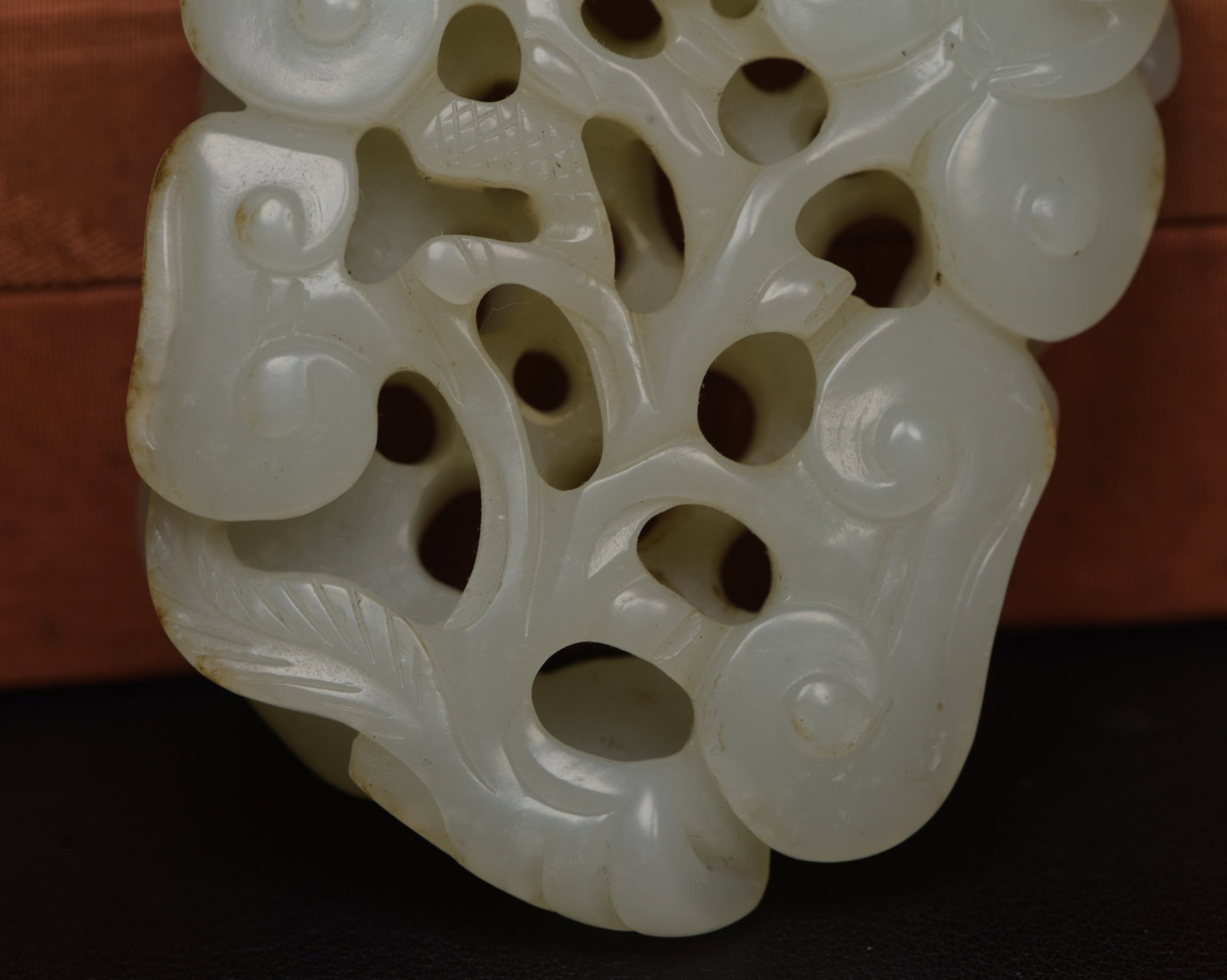 An Exquisite White Jade Ganoderma lucidum Pattern Ornament - 7