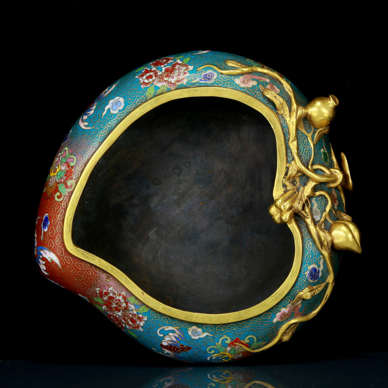 A delicate cloisonn?? 'Clouds and Bats' peach shaped brush washer: An exquisite cloisonné 'Clouds and Bats' peach-shaped brush washer, the application of filigree craftsmanship makes the decoration of this collection more refined and three-dimensional. This