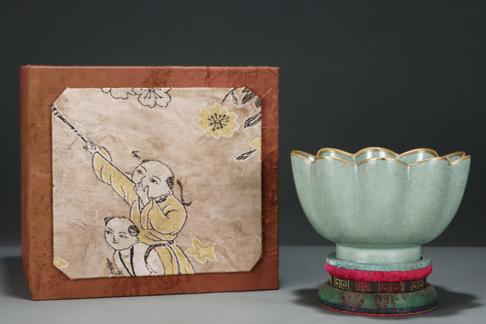 An Exquisite Ru yao Sky Blue Glazed Cover with Gold Bowl: An Exquisite Ru yao Sky Blue Glazed Cover with Gold Bowl,Song Dynasty,China,Royal Court Mark,Size:4.2inx6.6in