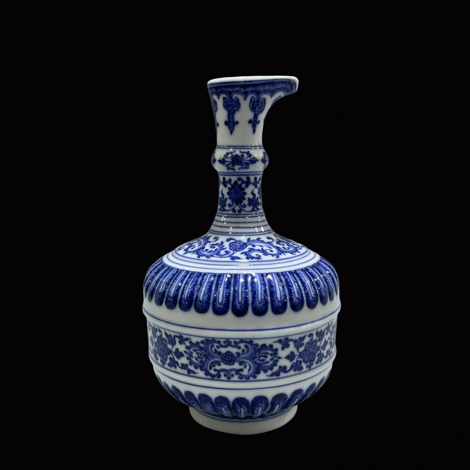 An Exquisite Blue and White Lotus Pattern Watering Can (1 of 8)